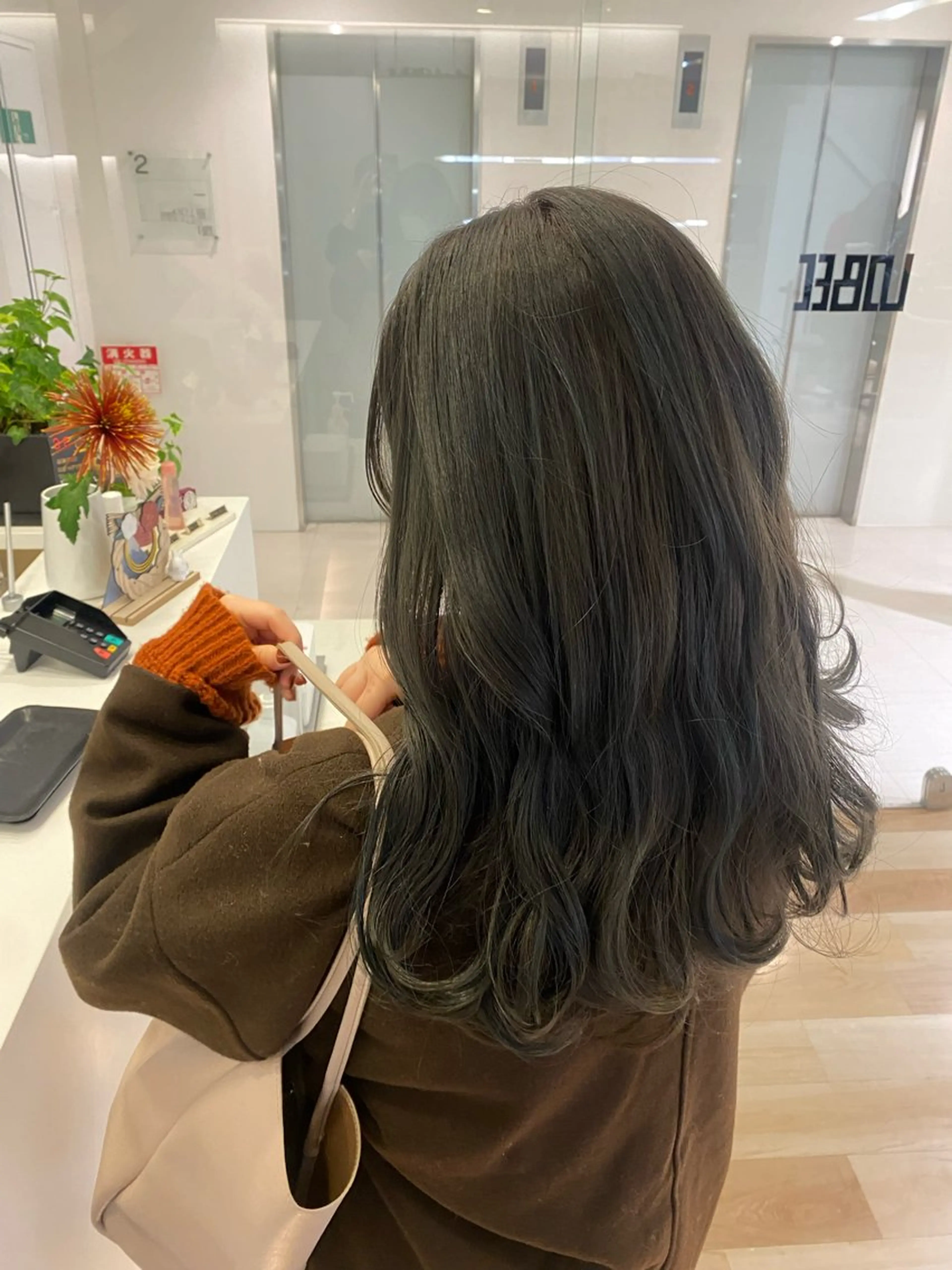 ロング カラー グレージュ オリーブグレージュ オリーブグレー カット ヘアカラー トリートメント 松永 わかなのヘアスタイル
