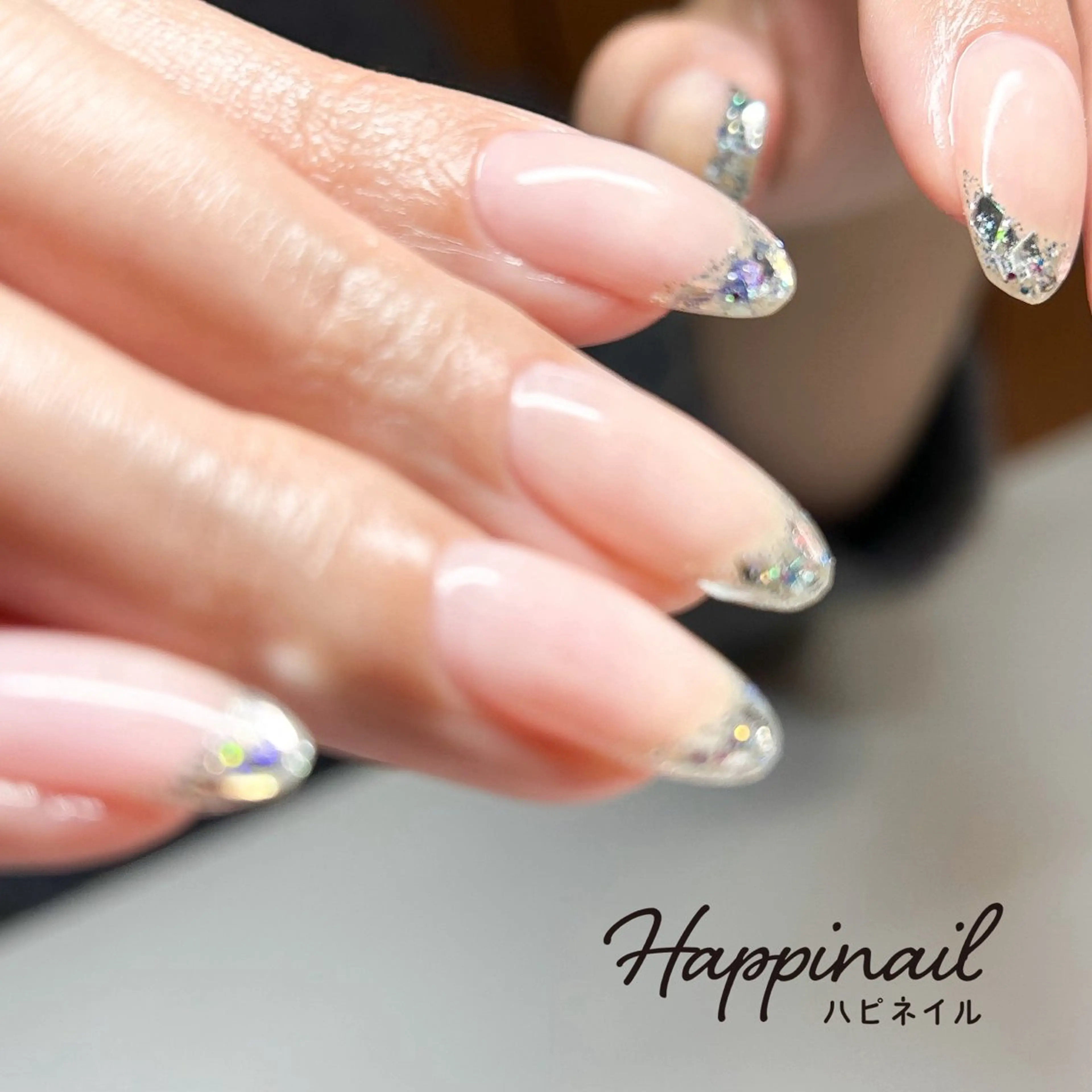 ネイル フレンチネイル ガラスフレンチ 冬ネイル ケアが得意なサロン Happinailのエステ・リラクイメージ