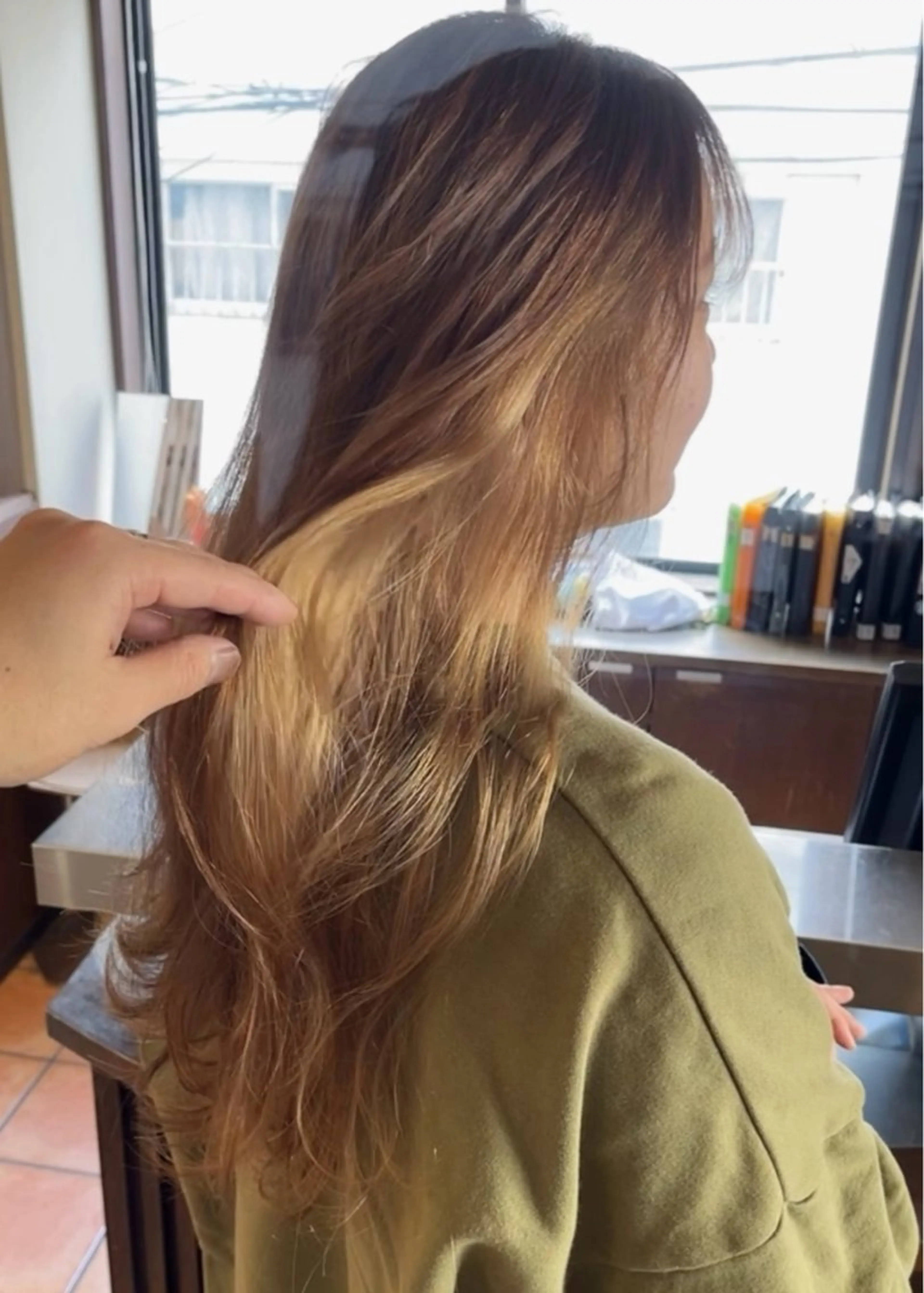 ロング カラー ベージュカラー 抜きっぱなしブロンド カット ヘアカラー トリートメント 髪質改善ｶﾗｰ ｹｱﾌﾞﾘｰﾁ/ﾀﾑのヘアスタイル