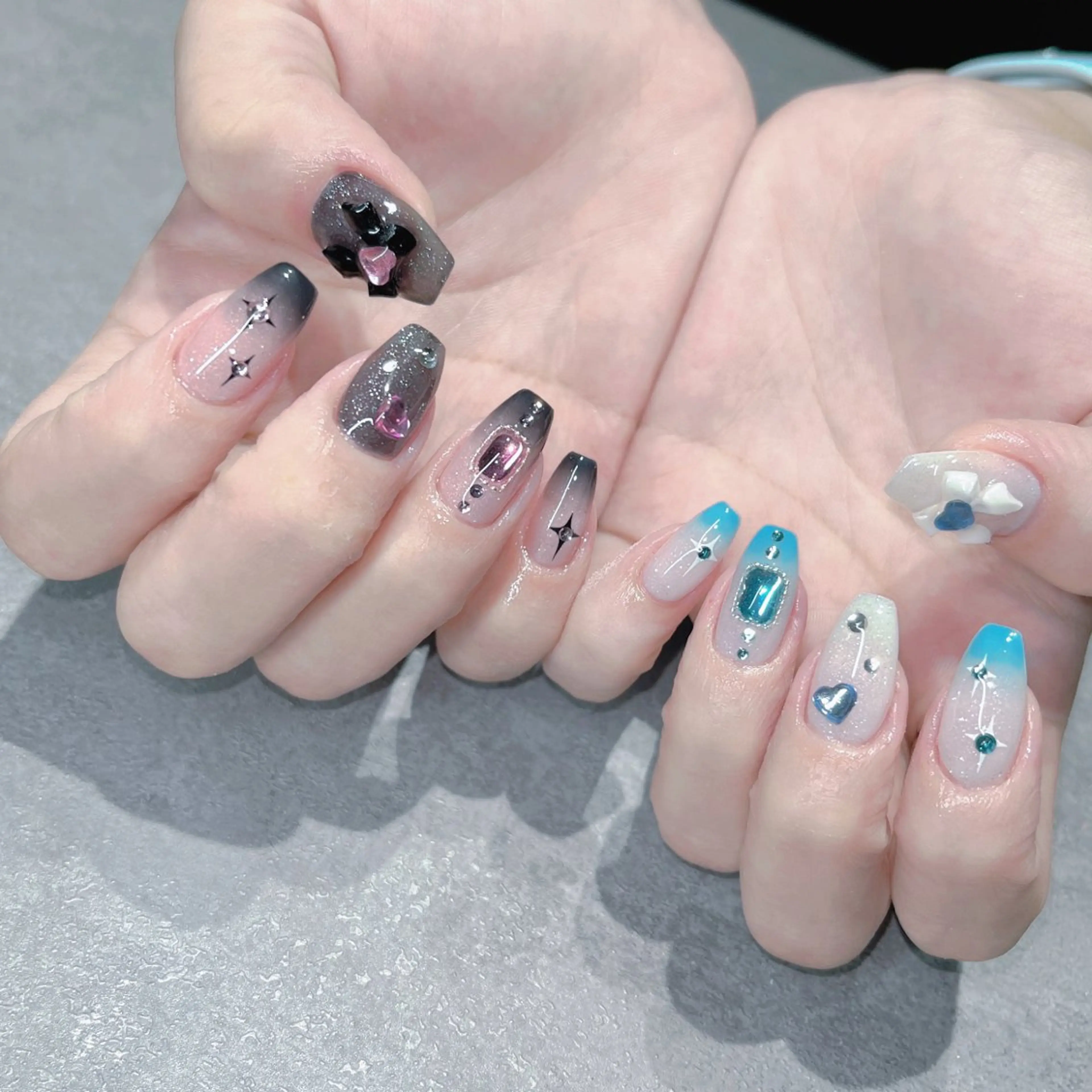 ネイル フットネイル フレンチネイル ジェルネイル ラメ(グリッター) ラメグラデーション ハンドネイル NEO Beauty Salon所属・𝐍𝐄𝐎 𝐉𝐔𝐑𝐈のネイルデザイン