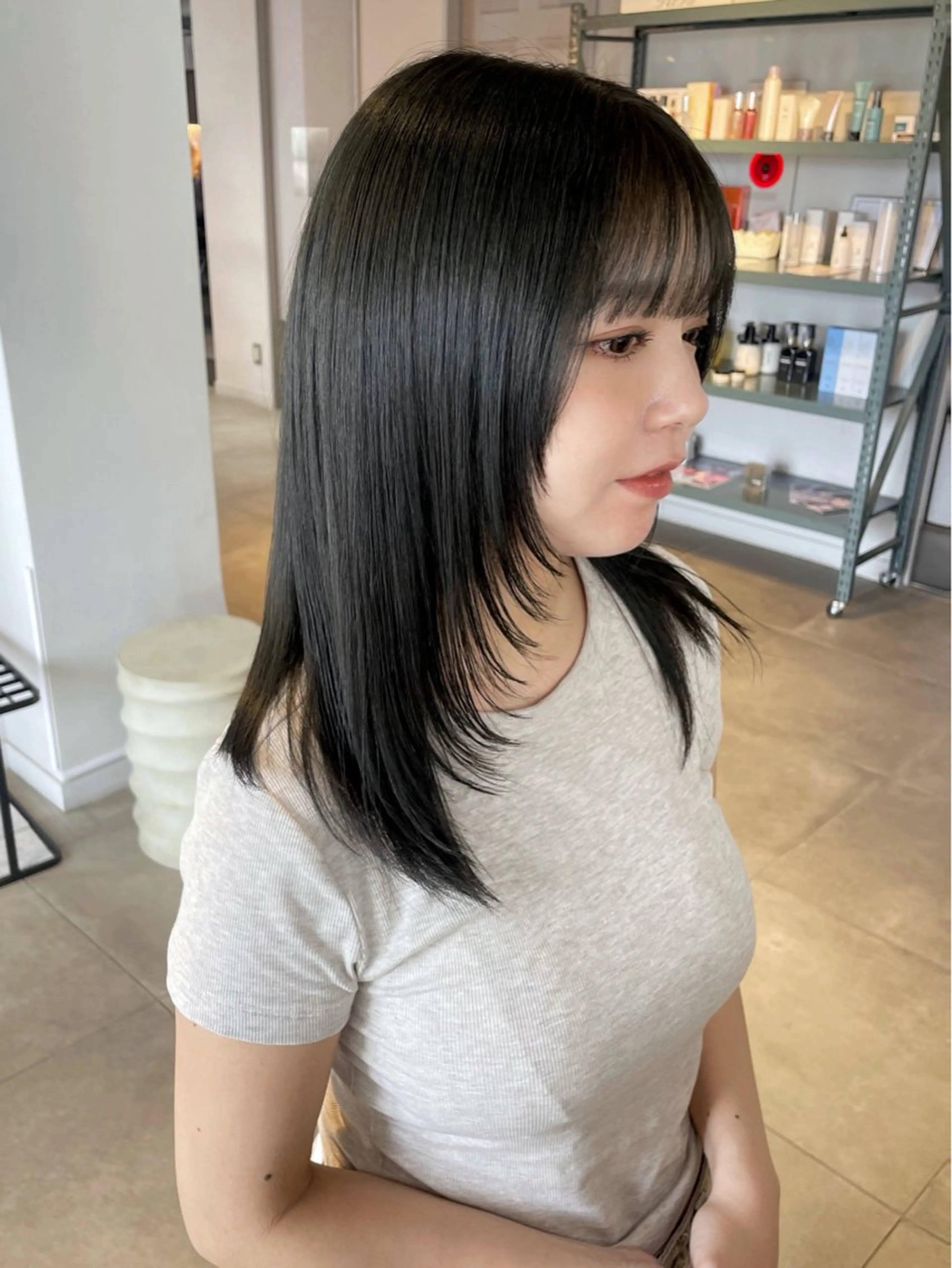 セミロング カラー アッシュ アッシュグレー アッシュグレージュ グレージュ レイヤーカット レイヤー/髪質改善カ ラ-🤍津田奈々美‎のヘアスタイル