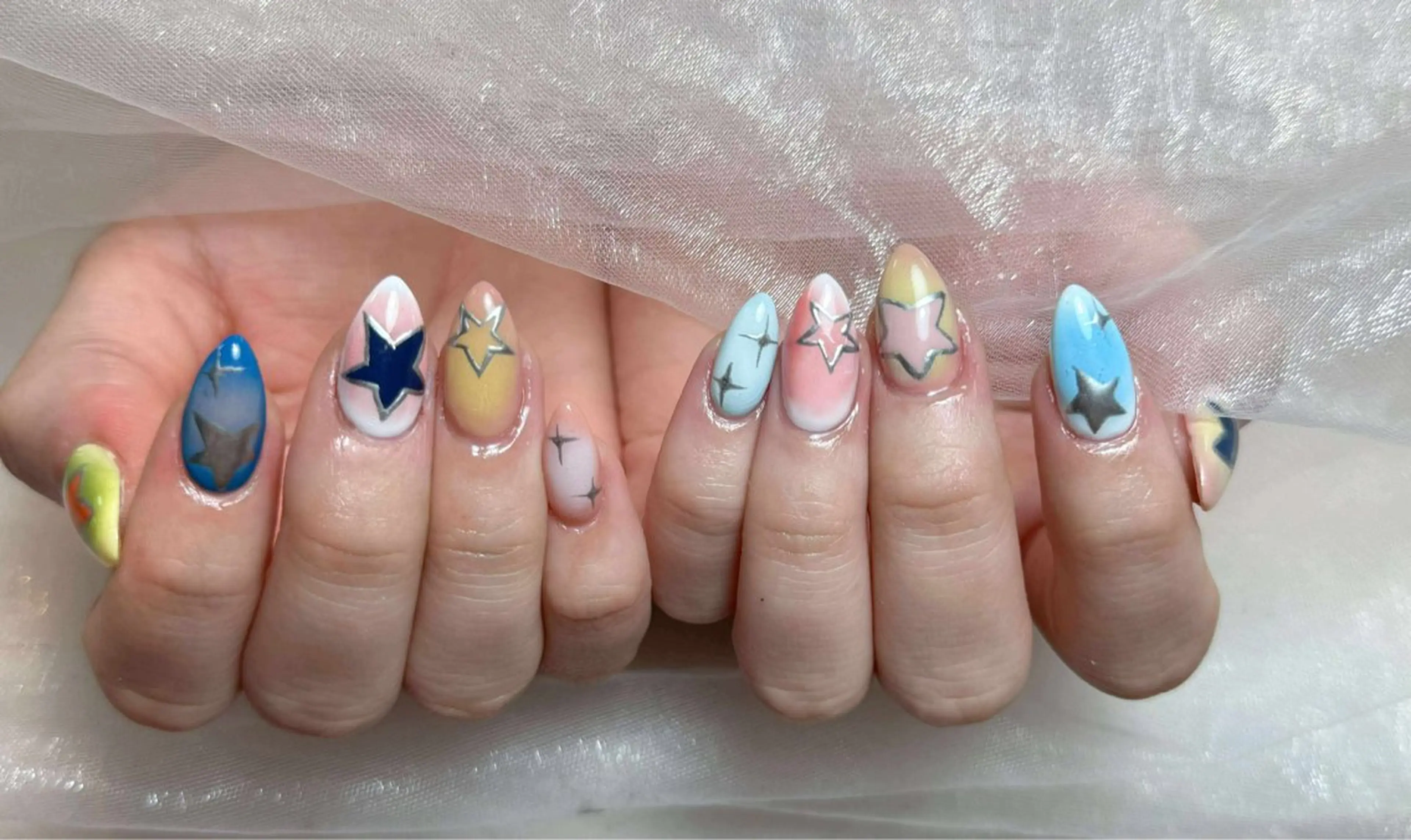 ネイル チークネイル ハート ホログラムネイル ミラーネイル ニュアンスネイル ハンドネイル Nie Nail Shinokuboのネイルデザイン
