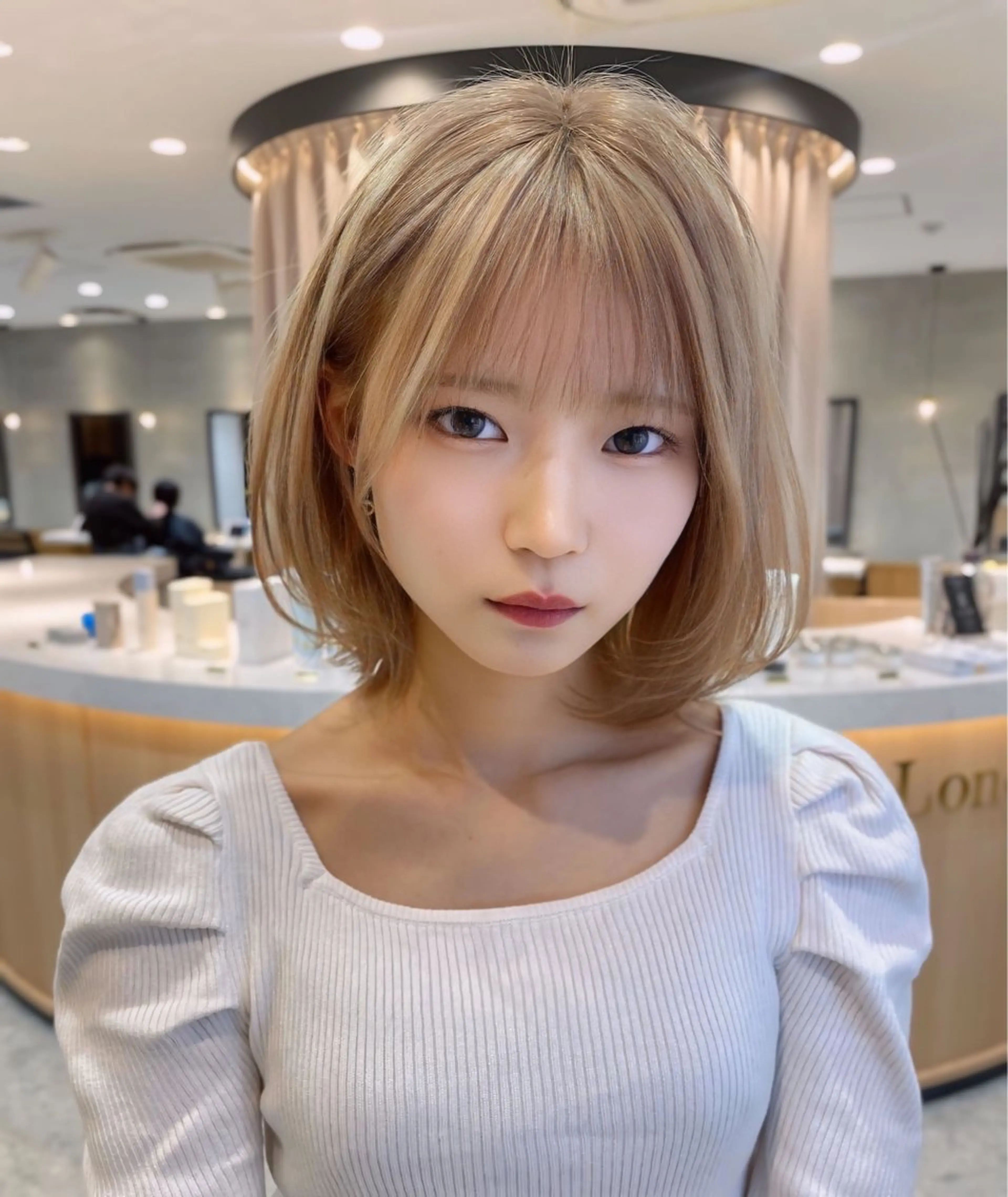 ミディアム カラー 💛ハイトーン× カット LEON🩶のヘアスタイル