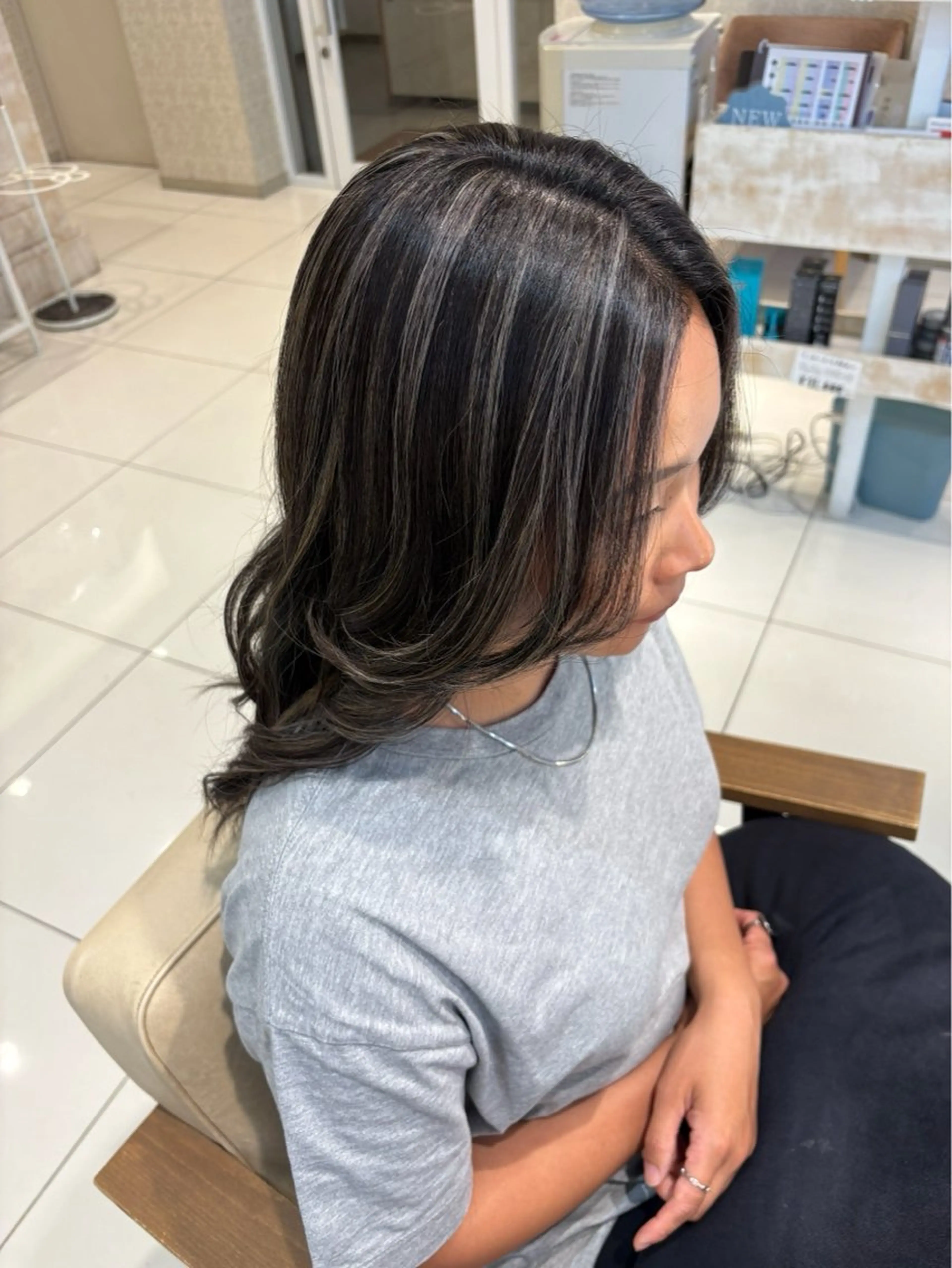 ロング ハイライト ヘアカラー 外人風ハイライト/ グレージュカラーのヘアスタイル