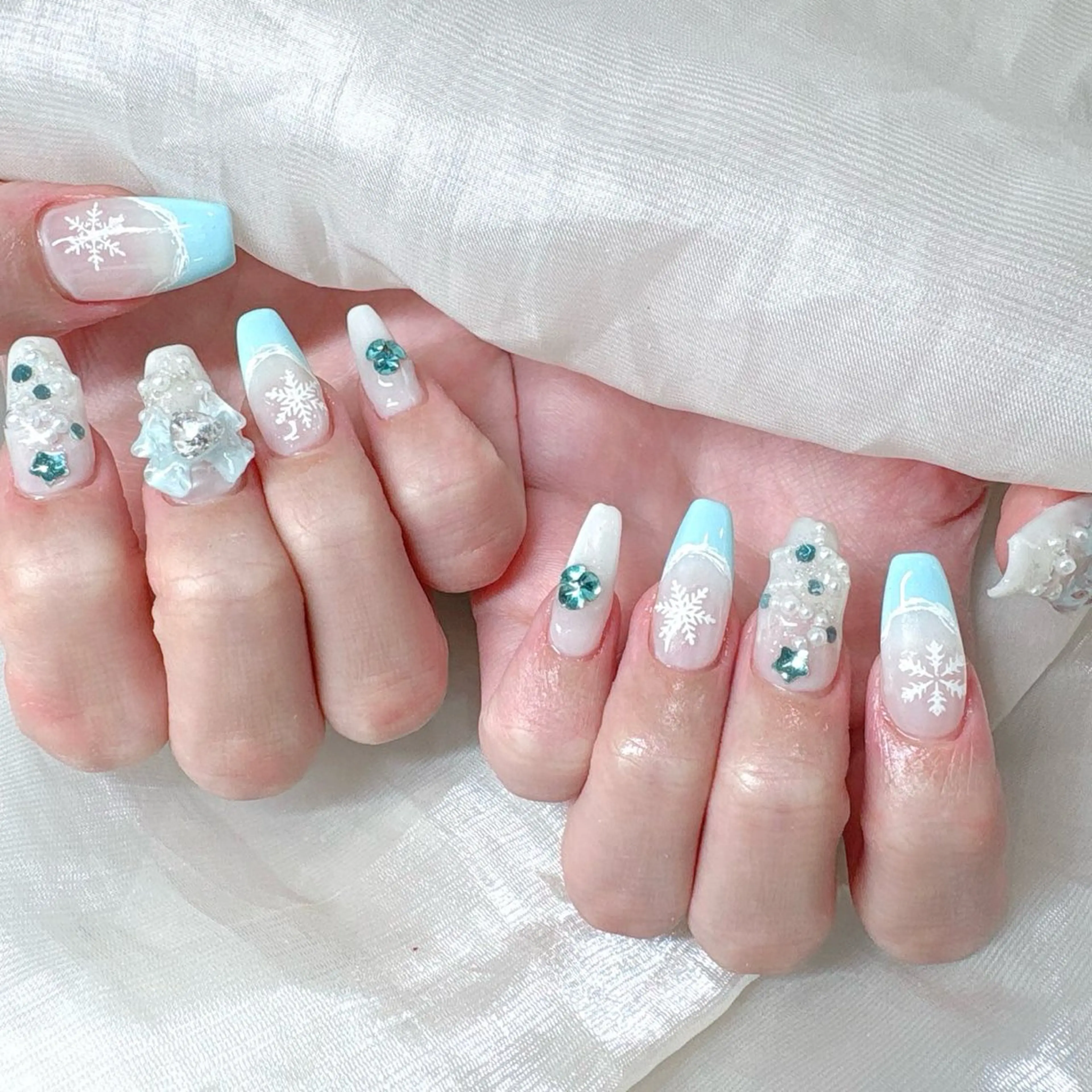 ネイル ブルー チークネイル フレンチネイル ハート ホログラムネイル ハンドネイル 美爪パラジェル導入店 Sunnilyのネイルデザイン