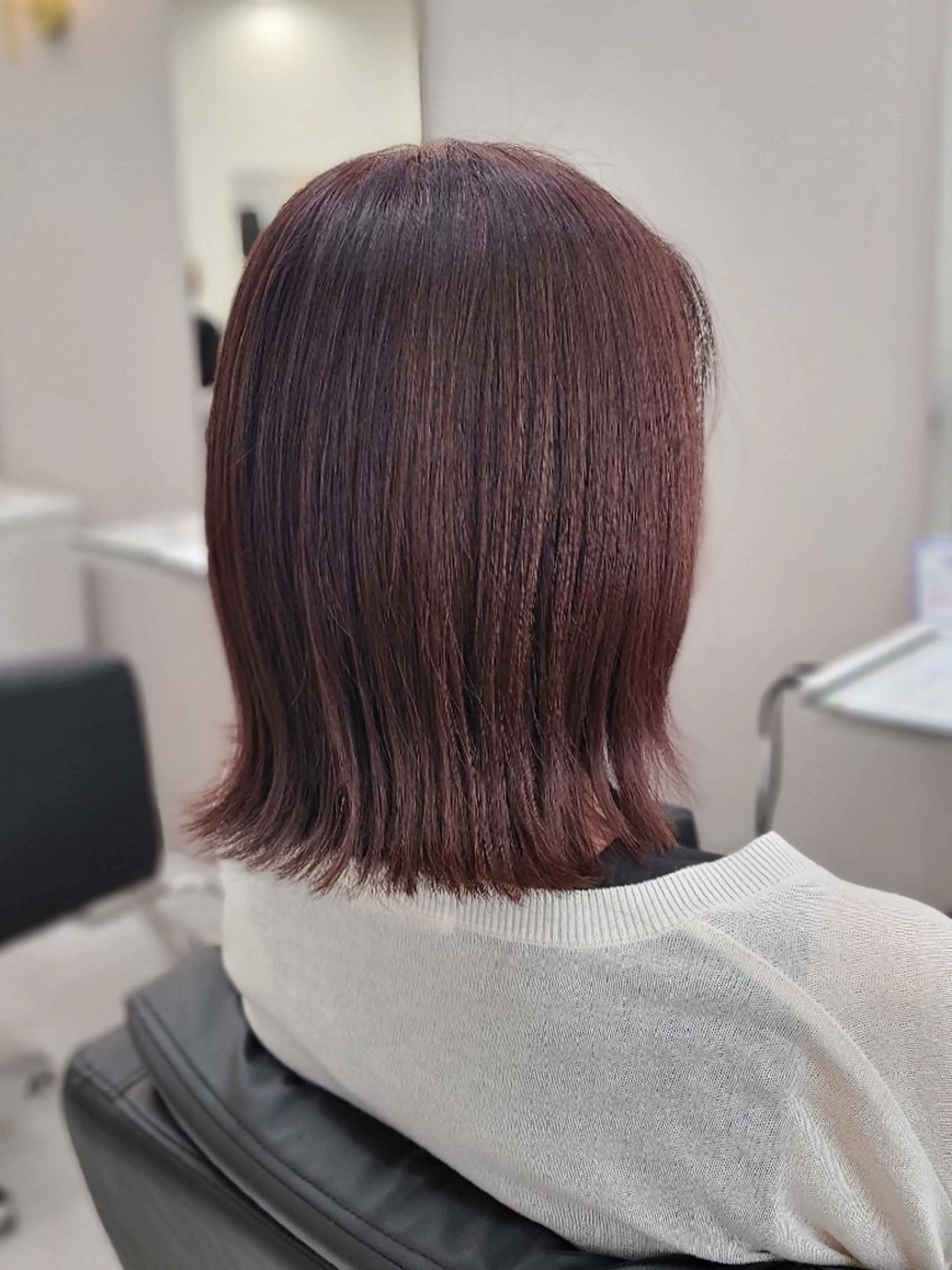 ミディアム カラー ボルドーカラー ボブ 外ハネヘア カット ヘアカラー 桐島 令奈のヘアスタイル