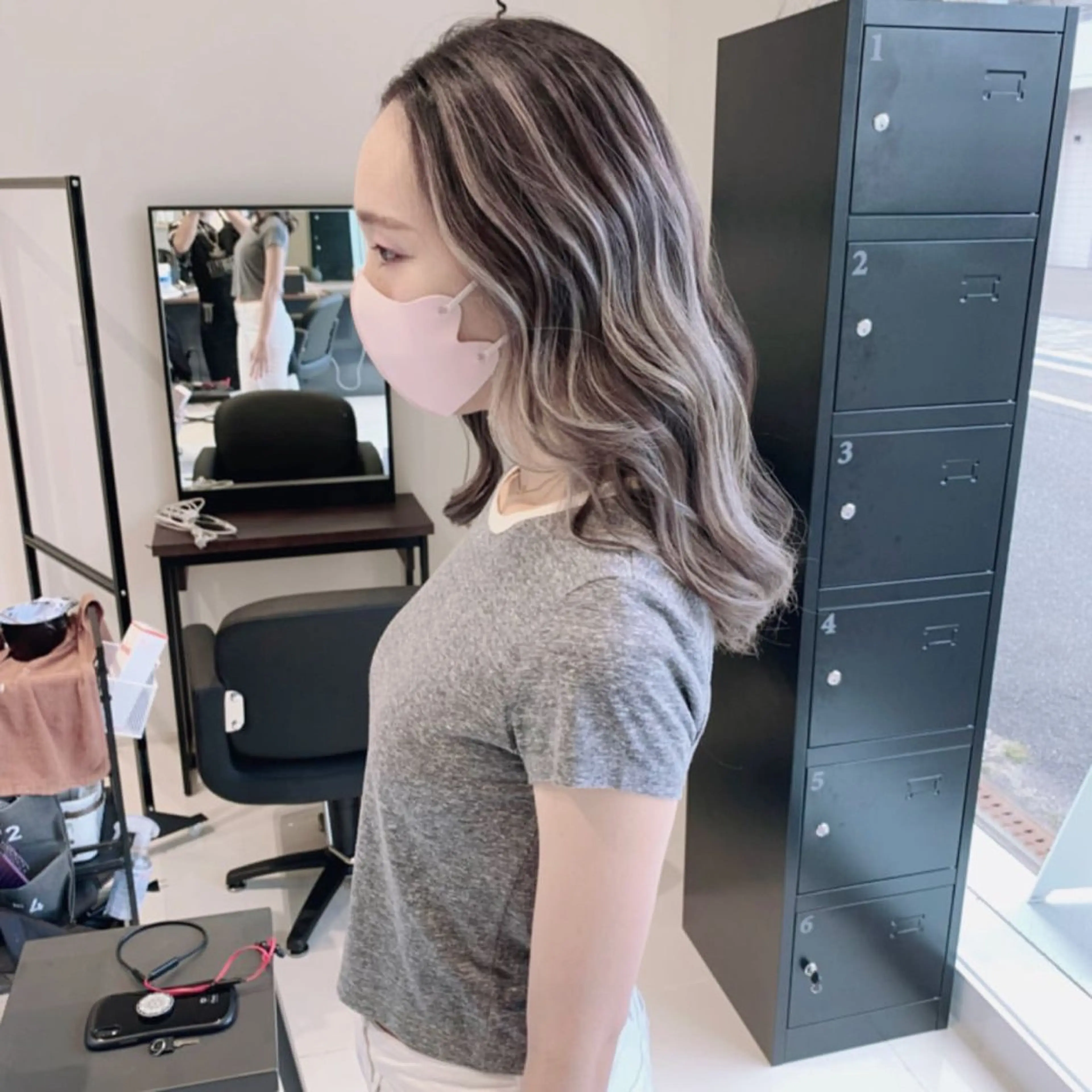 ロング カラー ブリーチ ケアブリーチ ハイライトカラー インナーカラー ハイライト ヘアカラー オフホワイトアンドなんば所属・福西 洋斗のヘアスタイル