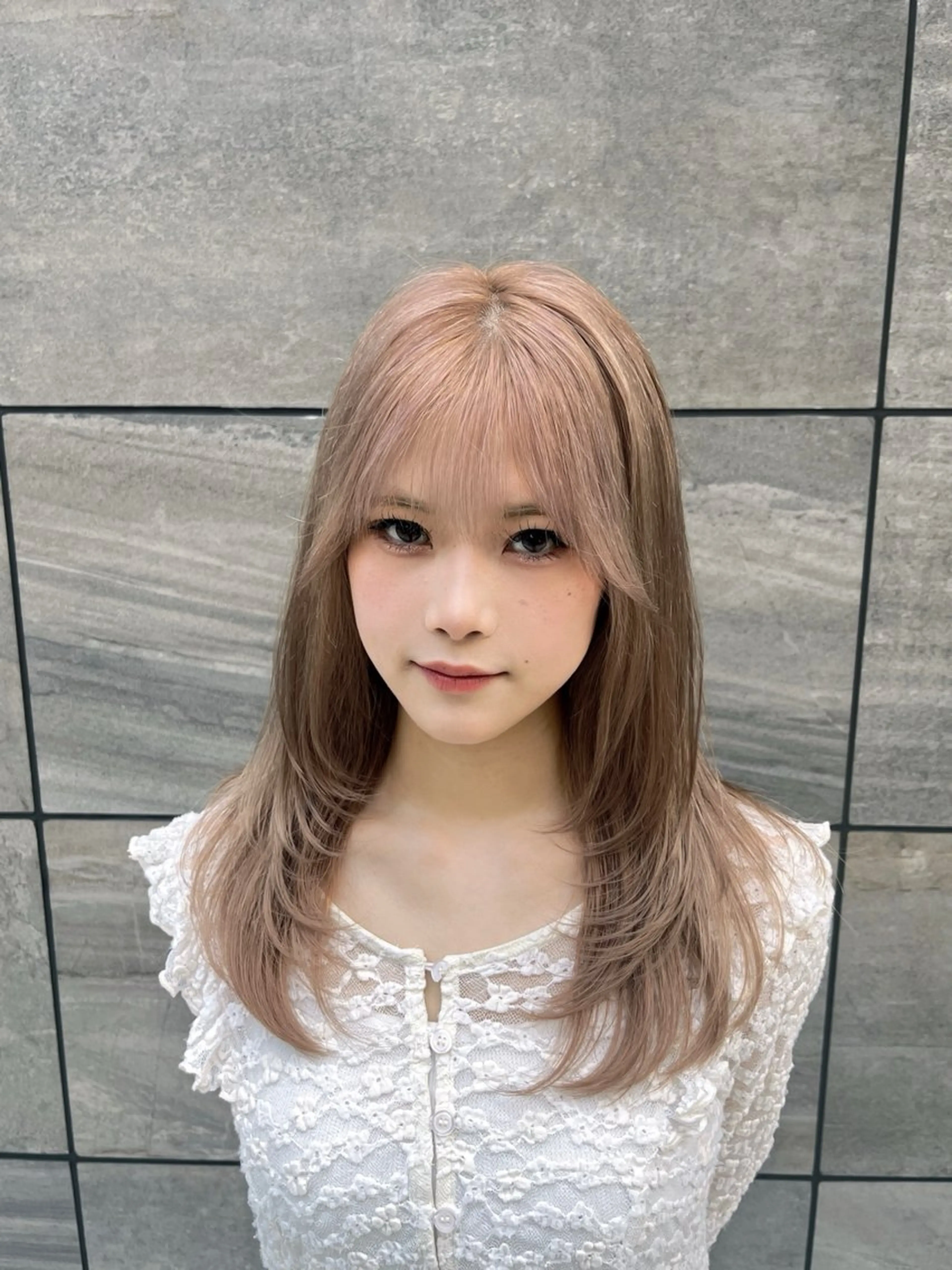 ロング カラー ベージュカラー ミルクティーベージュ レイヤーカット ヘアカラー 越冨 晃平のヘアスタイル