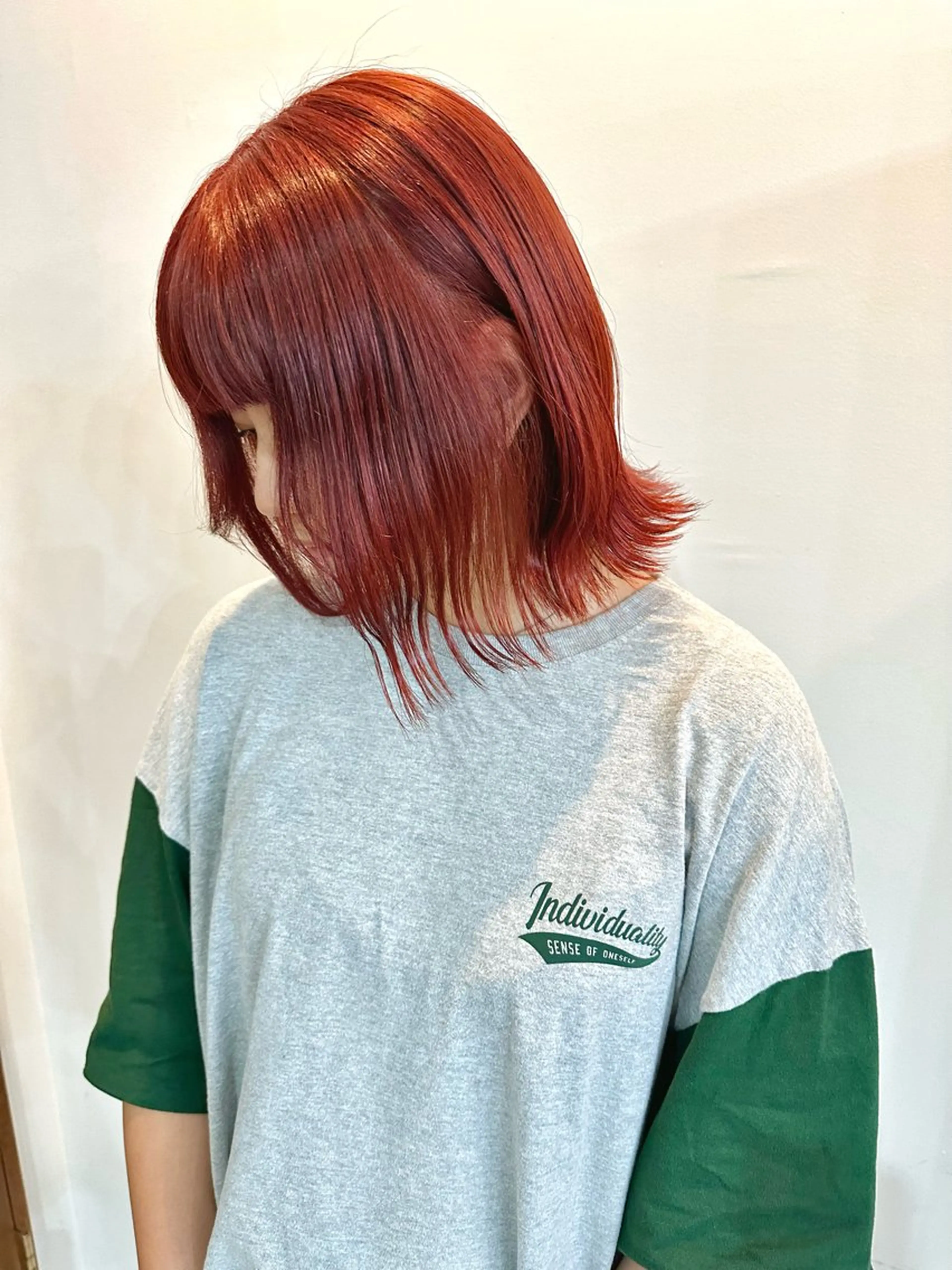 ショート カラー ヘアアレンジ ブリーチ インナーカラー レッドカラー ボブ 韓国風ヘア カット ヘアカラー トリートメント SAKURA表参道所属・切りっぱなしボブ/ デザインカラー店長のヘアスタイル