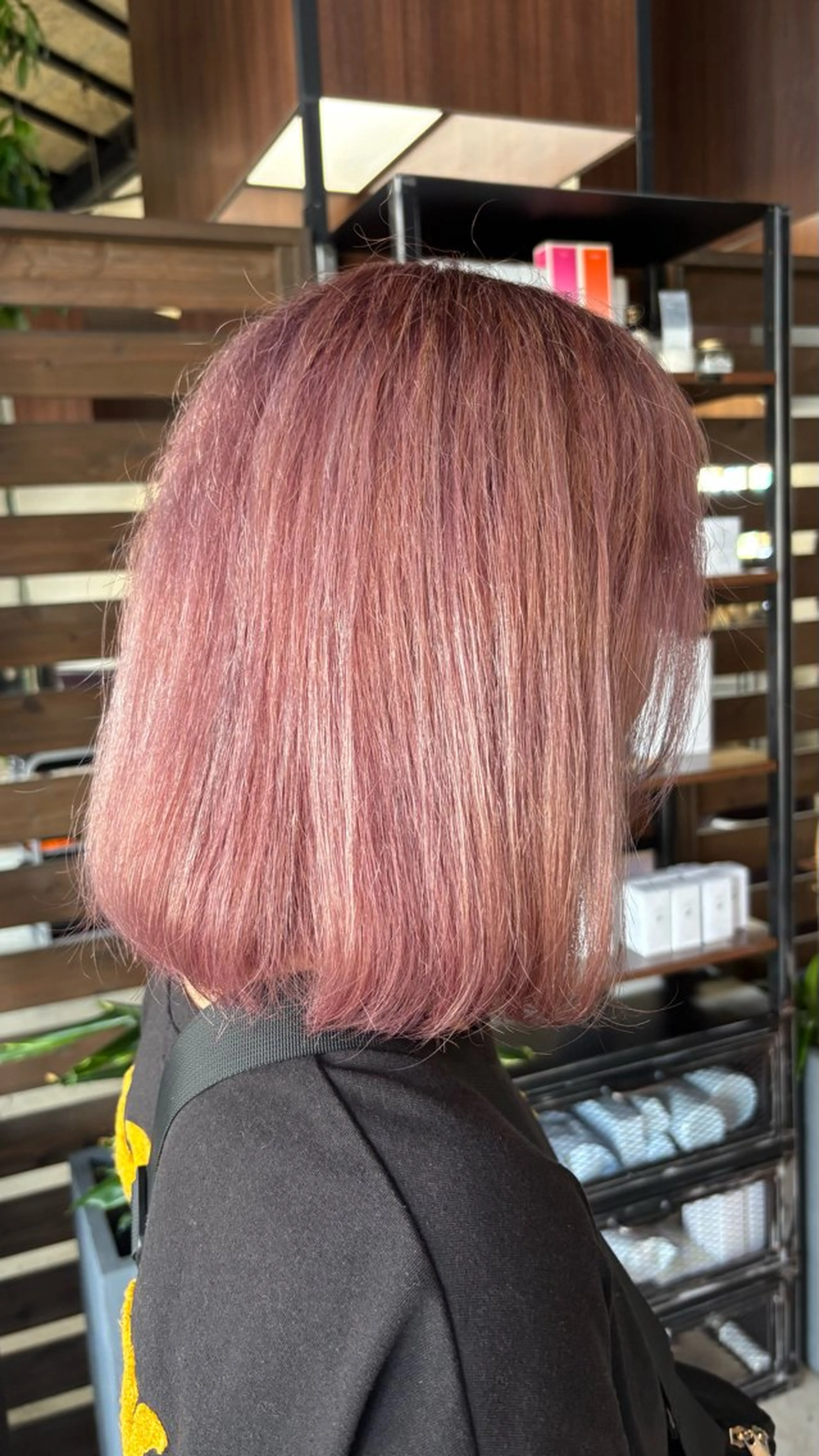 ショート カラー ダブルカラー ピンクカラー ホワイトピンク ヘアカラー 石川 明歌音のヘアスタイル