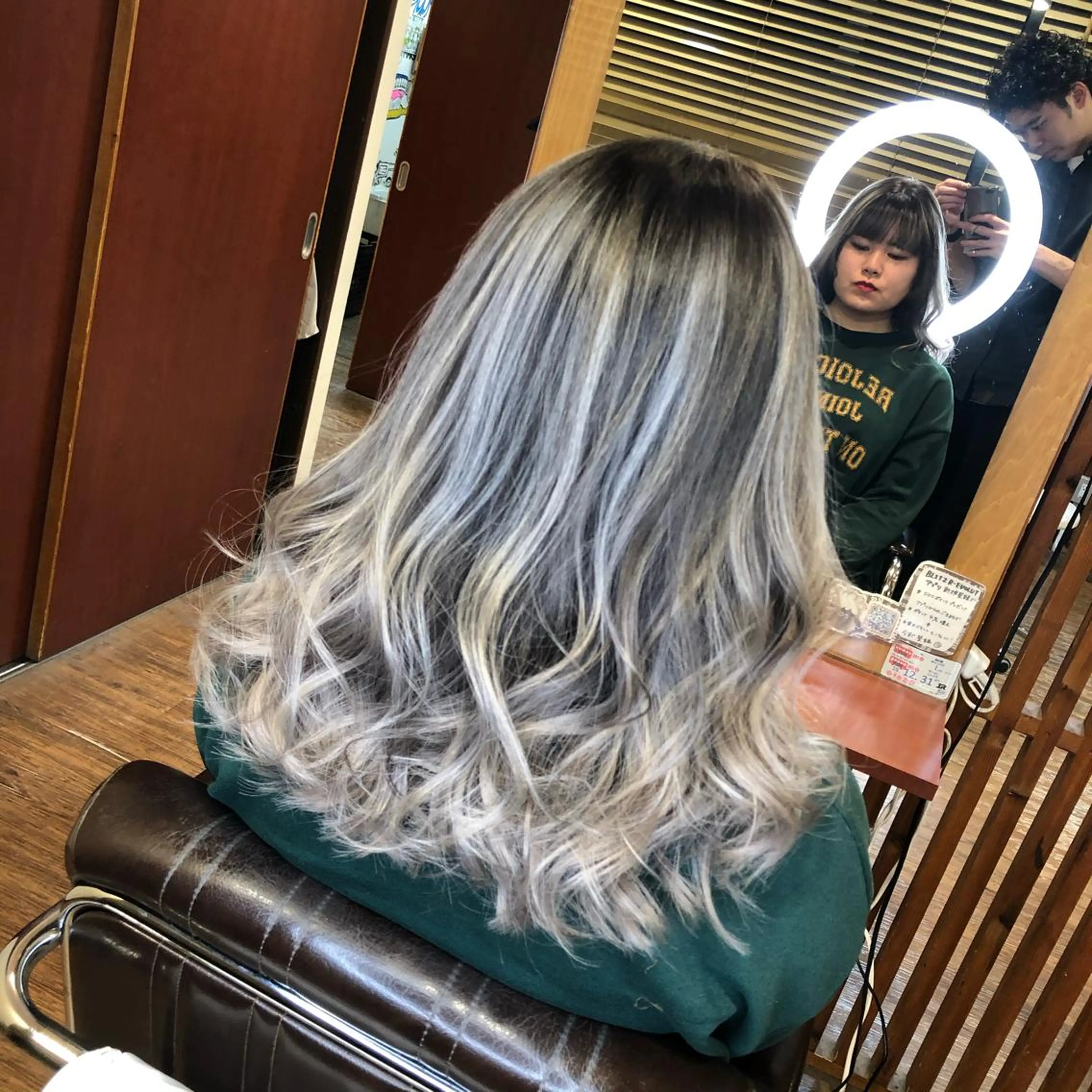 セミロング カラー バレイヤージュ シルバー ホワイトシルバー レイヤーカット コントラスト バレイヤージュ志鎌のヘアスタイル