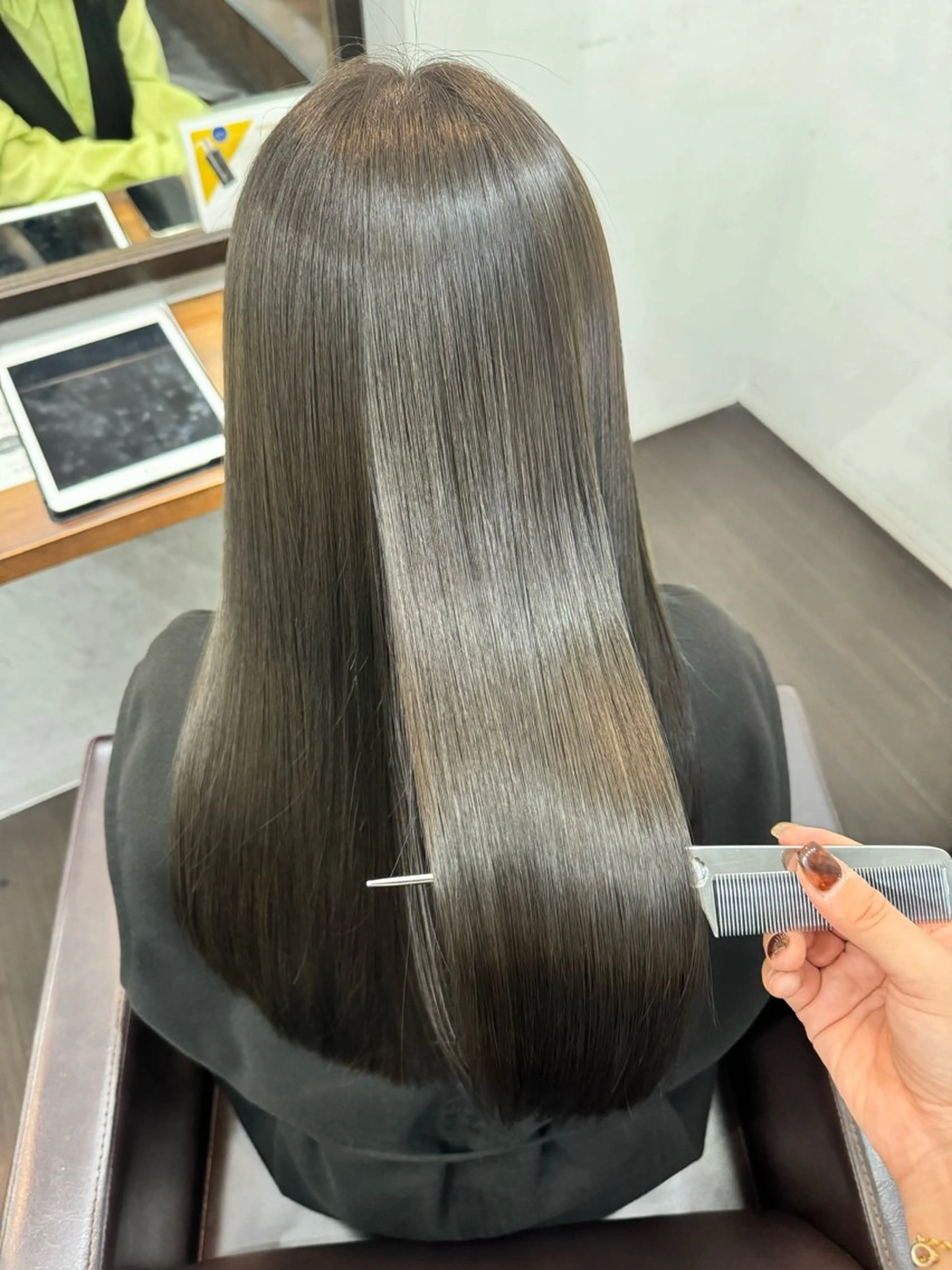 ロング カラー グレージュ オリーブグレージュ オリーブグレー 髪質改善 カット ヘアカラー トリートメント 難波 茜のヘアスタイル