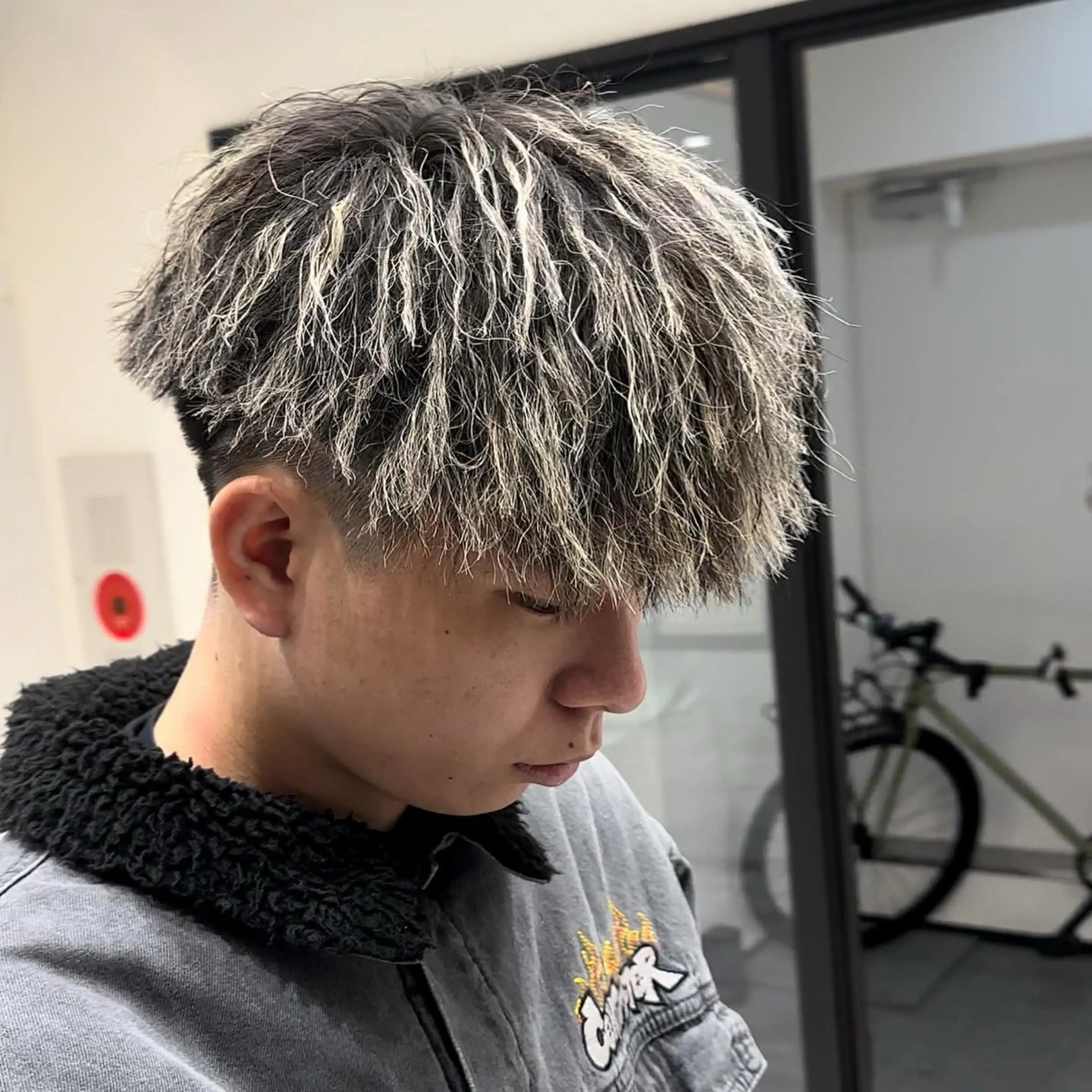 カットツイストホワイトハイライトの写真