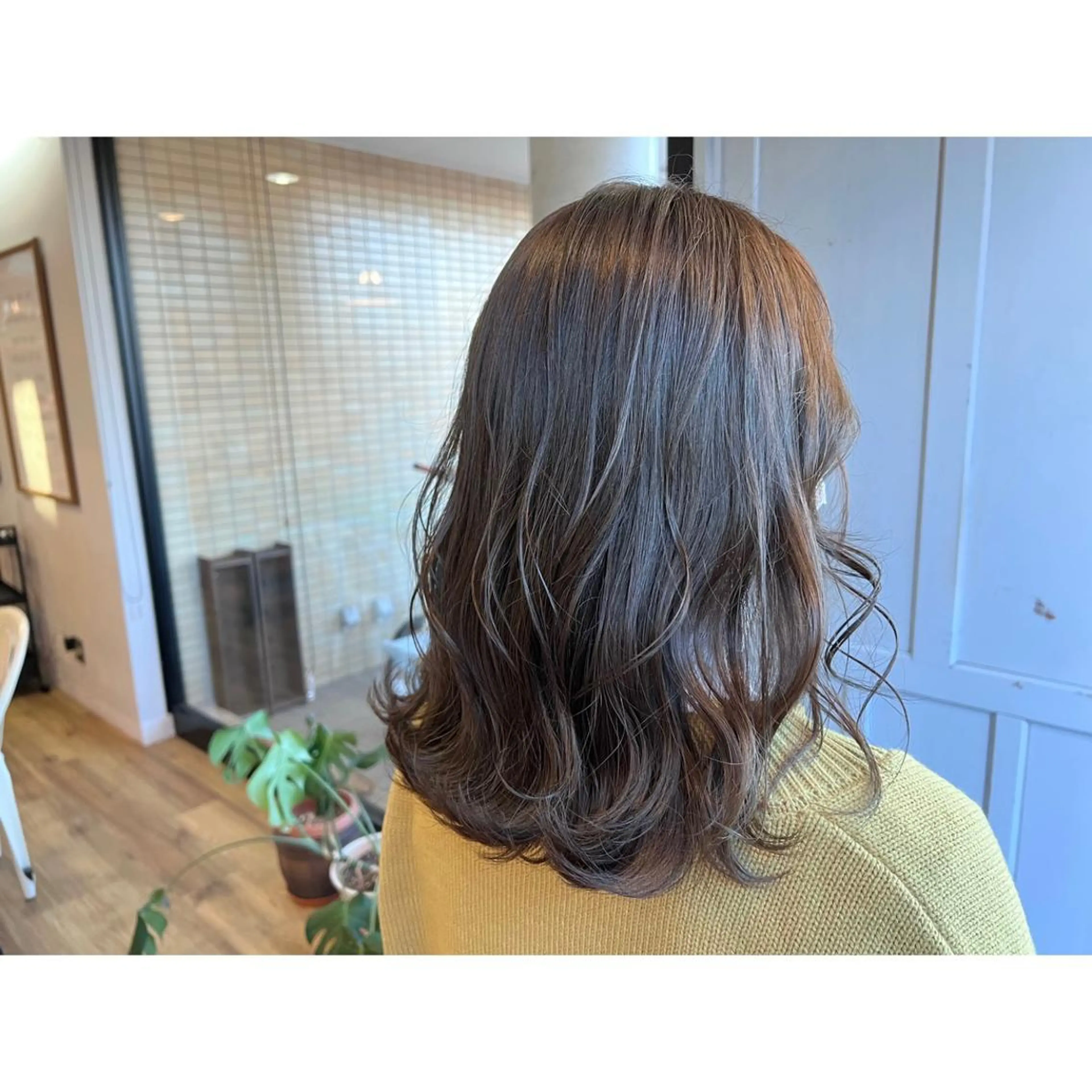 セミロング カラー ブリーチ ヘアカラー トリートメント ツキダテ ユイのヘアスタイル