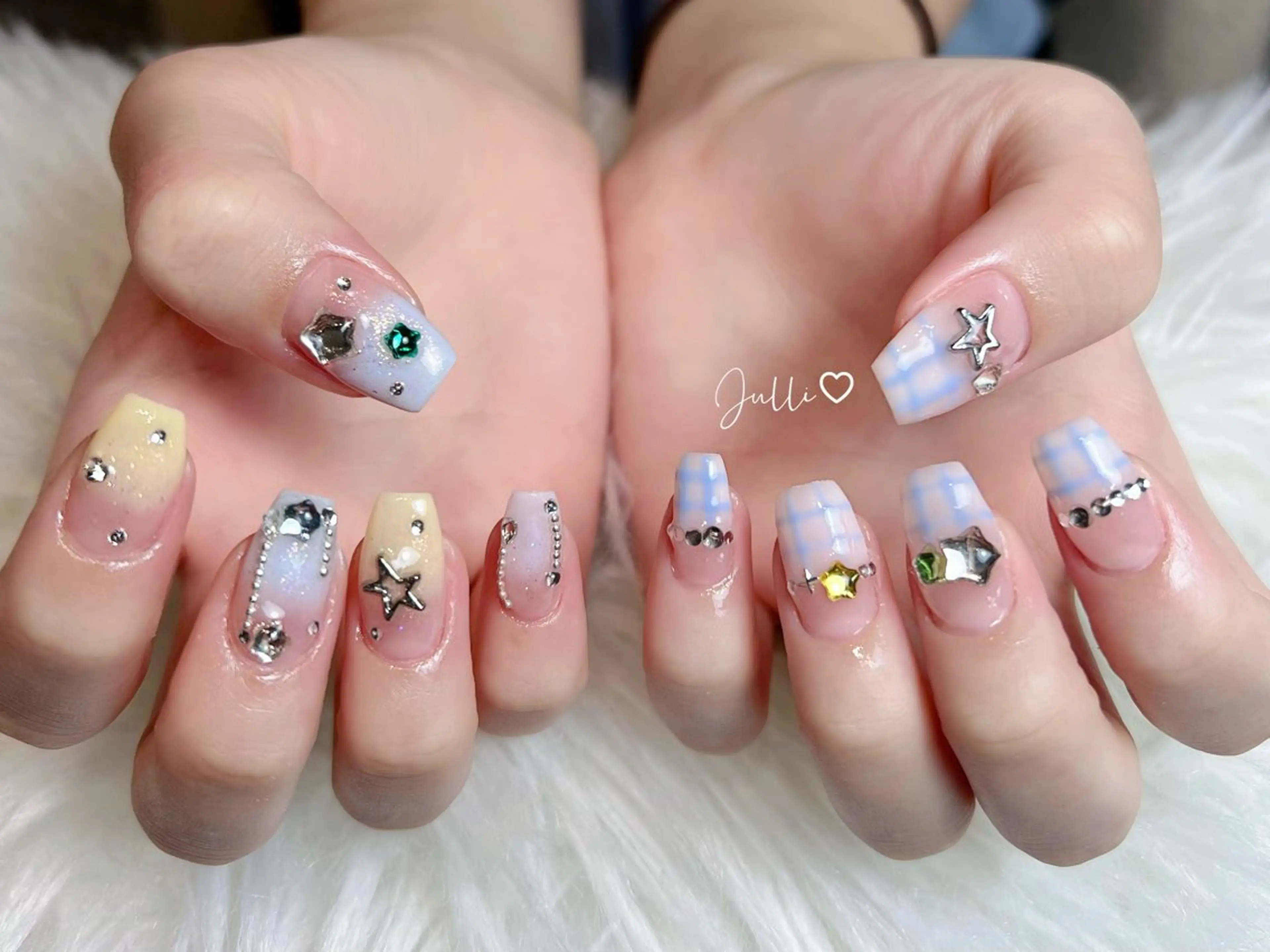 ネイル フレンチネイル ジェルネイル キラキラネイル 韓国ネイル マグネットネイル Julli nail studio所属・Julli NailStudioのネイルデザイン
