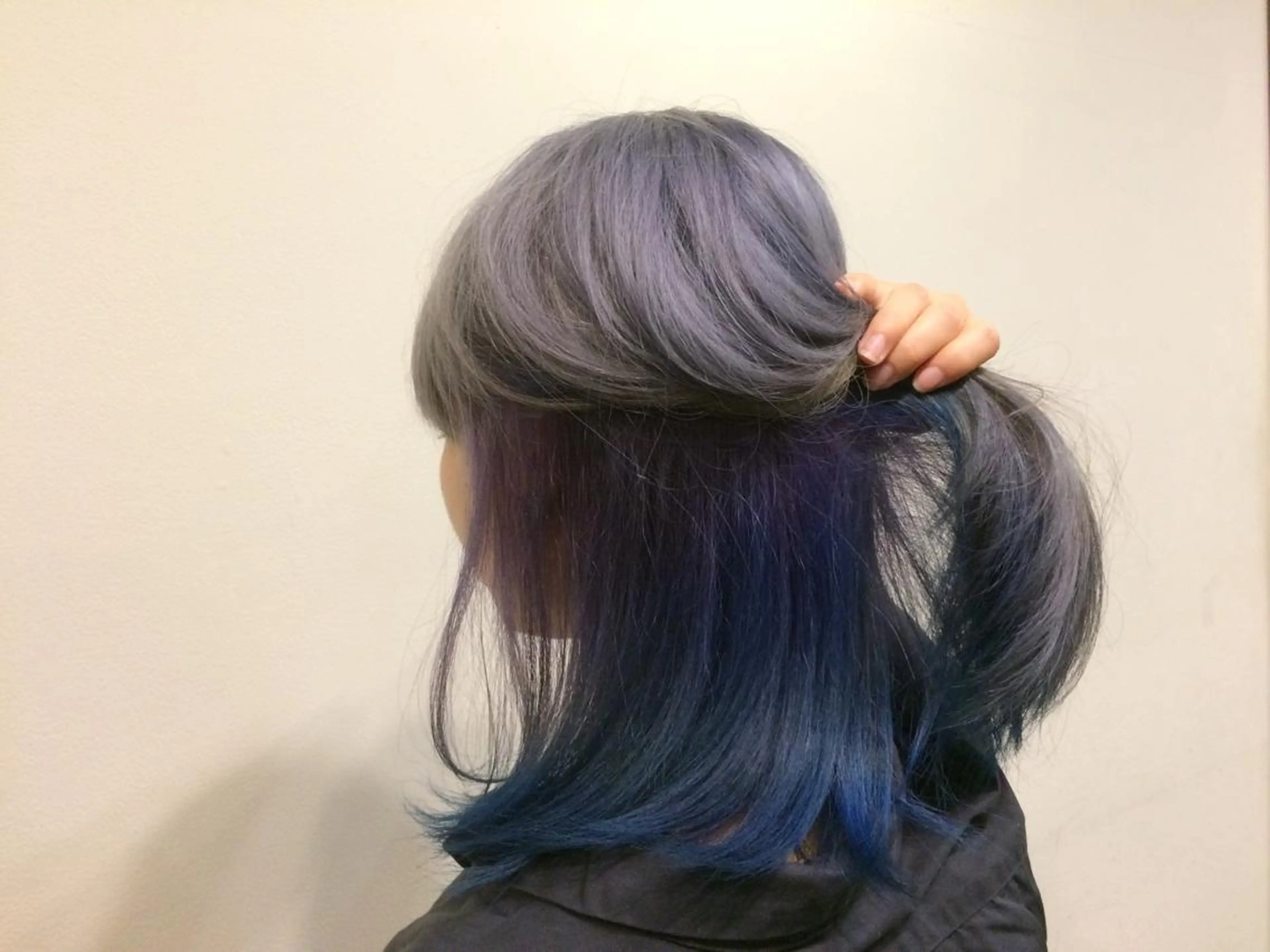 ミディアム カラー ヘアアレンジ ブルーカラー インナーカラー シルバー 遠藤悠大/メンズ縮毛 /メンズカットのヘアスタイル