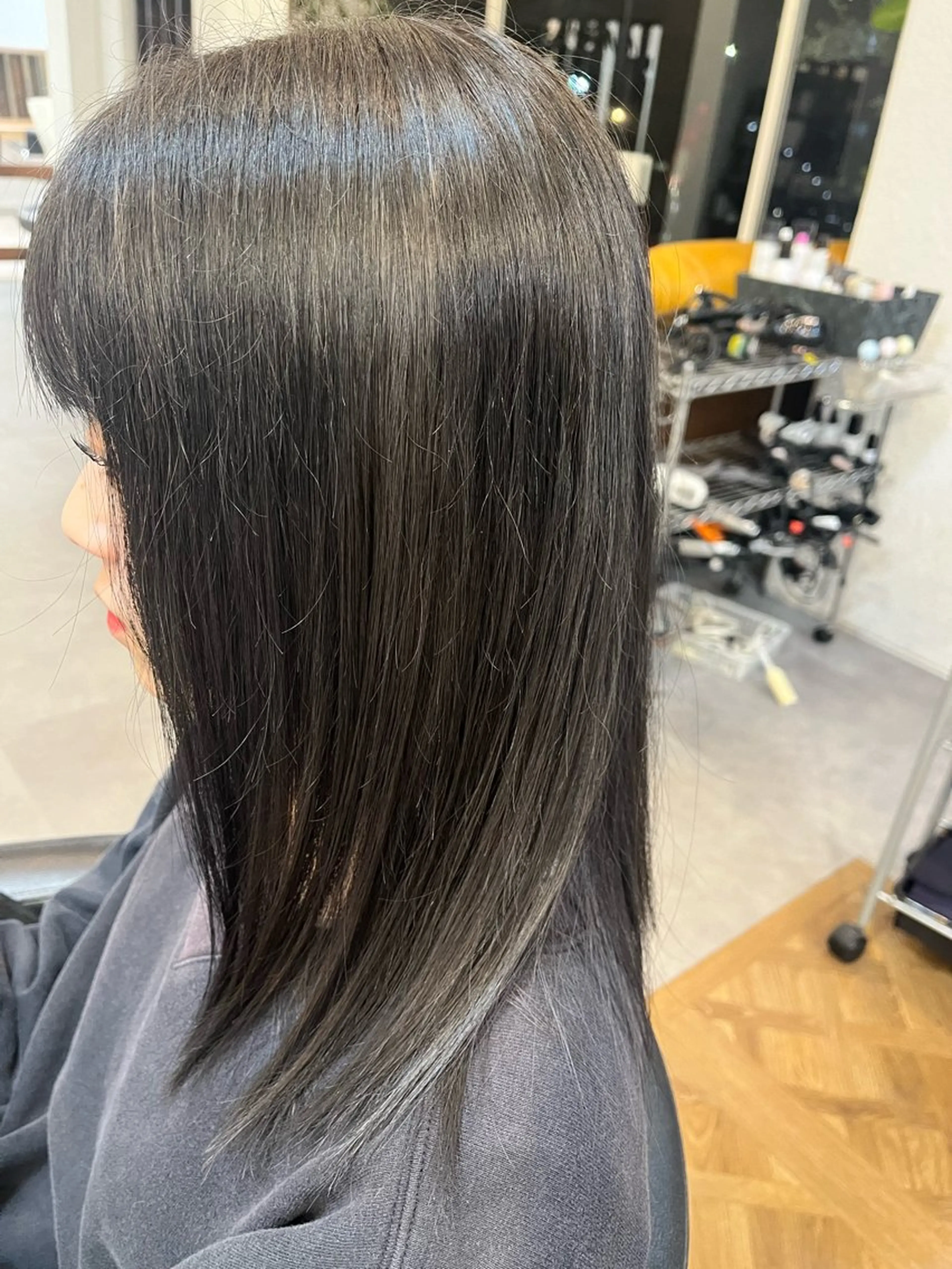 セミロング カラー グレージュ オリーブグレージュ オリーブグレー 黒川 綾音のヘアスタイル