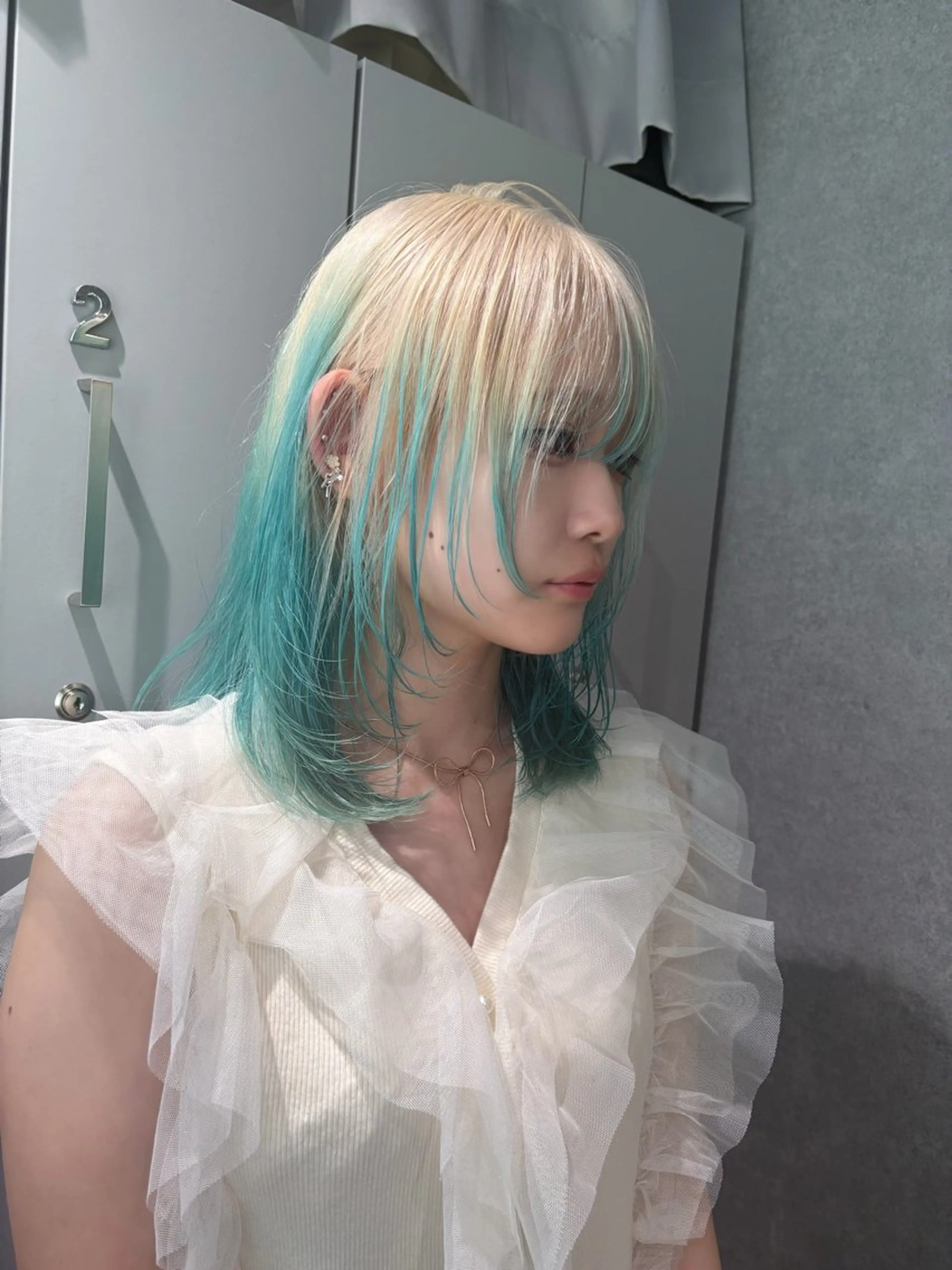 ミディアム カラー ブリーチ ブロンド ブルーカラー ケアブリーチ ハイトーンカラー ヘアカラー トリートメント rilas博多所属・博多JYUI/ウルフ ハイトーン/デザインのヘアスタイル