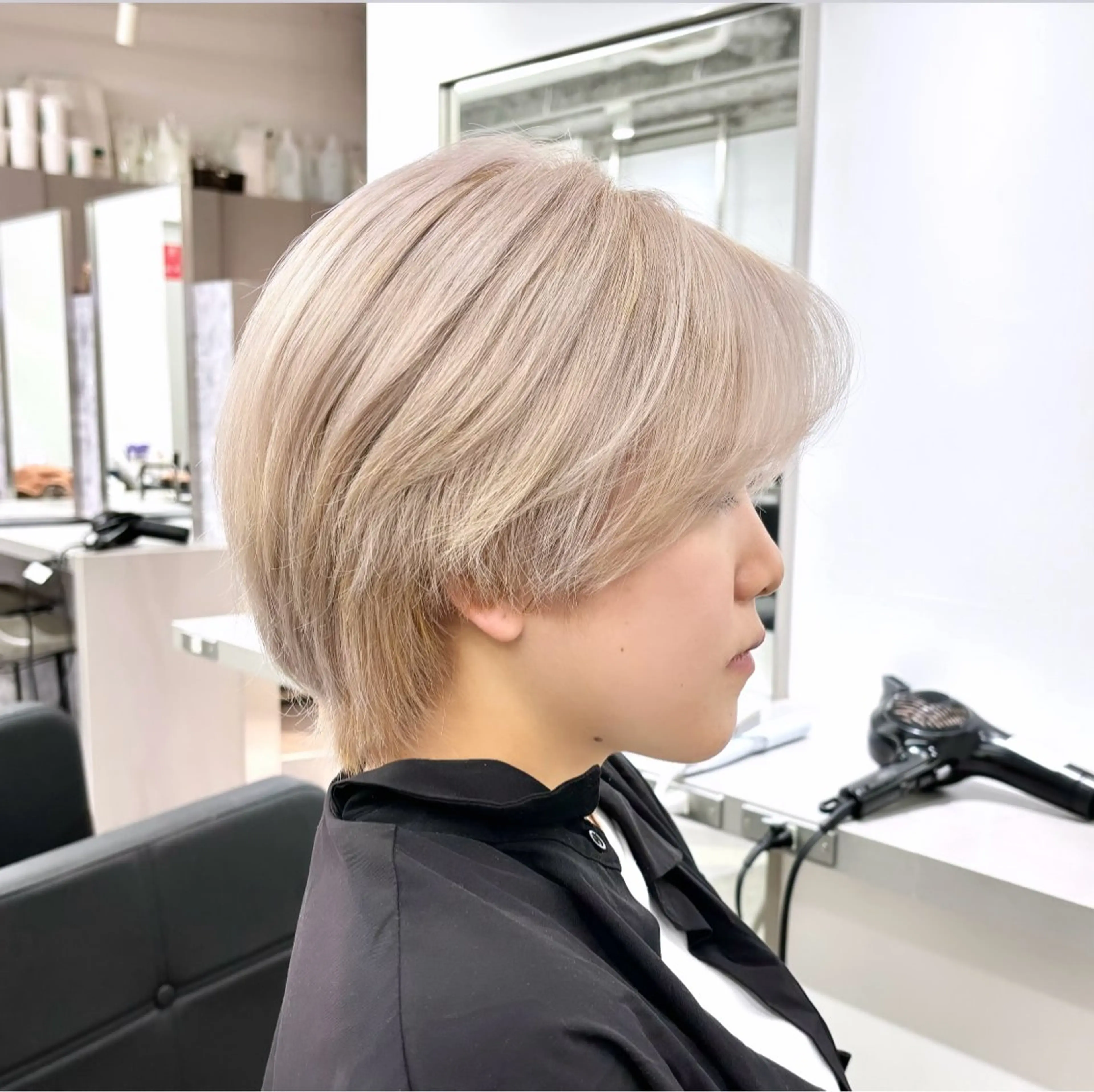 ショート karin💋海外風 ハイトーン/レイヤーのヘアスタイル