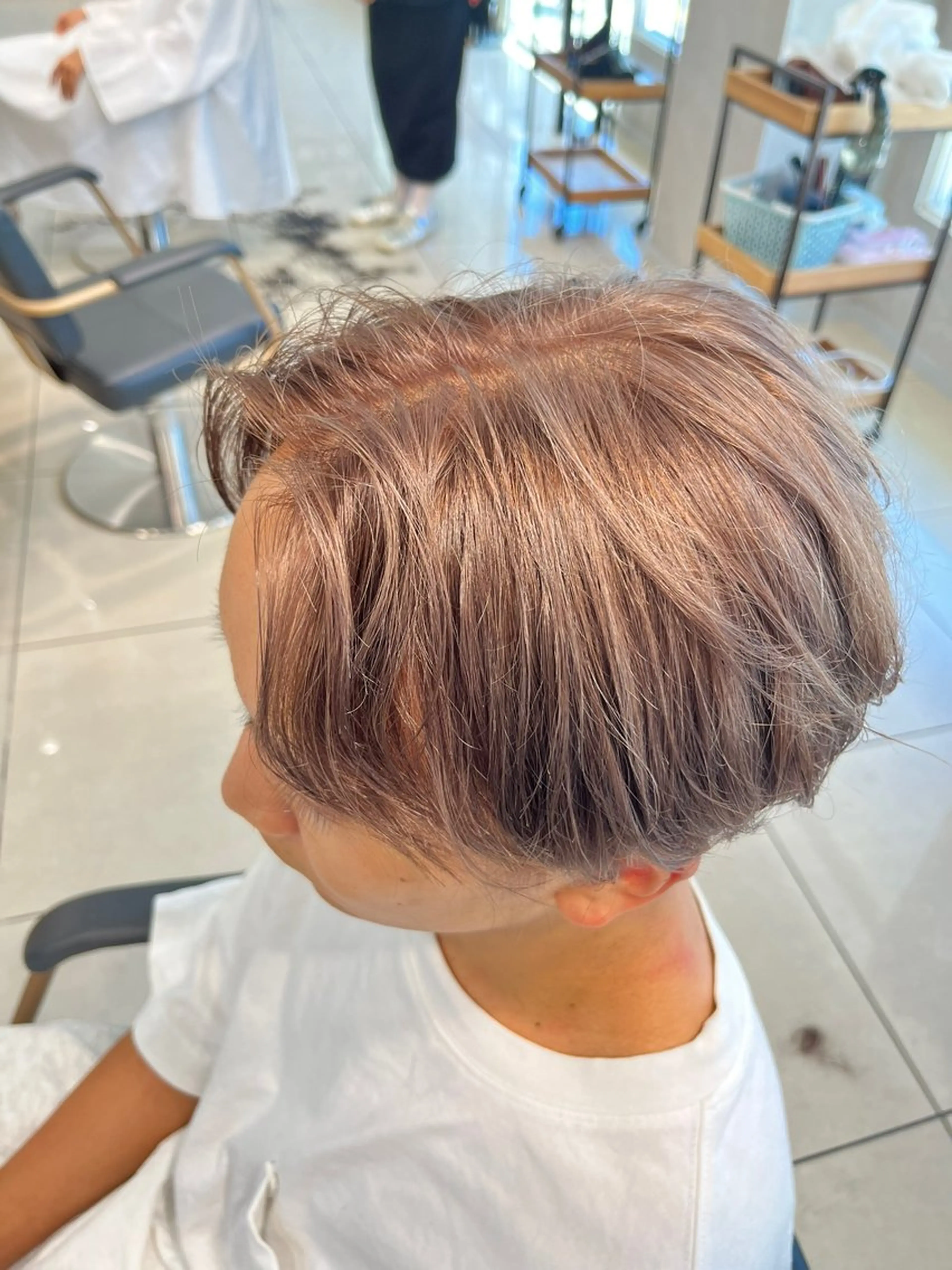 カラー メンズ メンズブリーチ センターパート メンズ就活ヘア 刈り上げ ベージュカラー カット ヘアカラー 巖本 真希のヘアスタイル