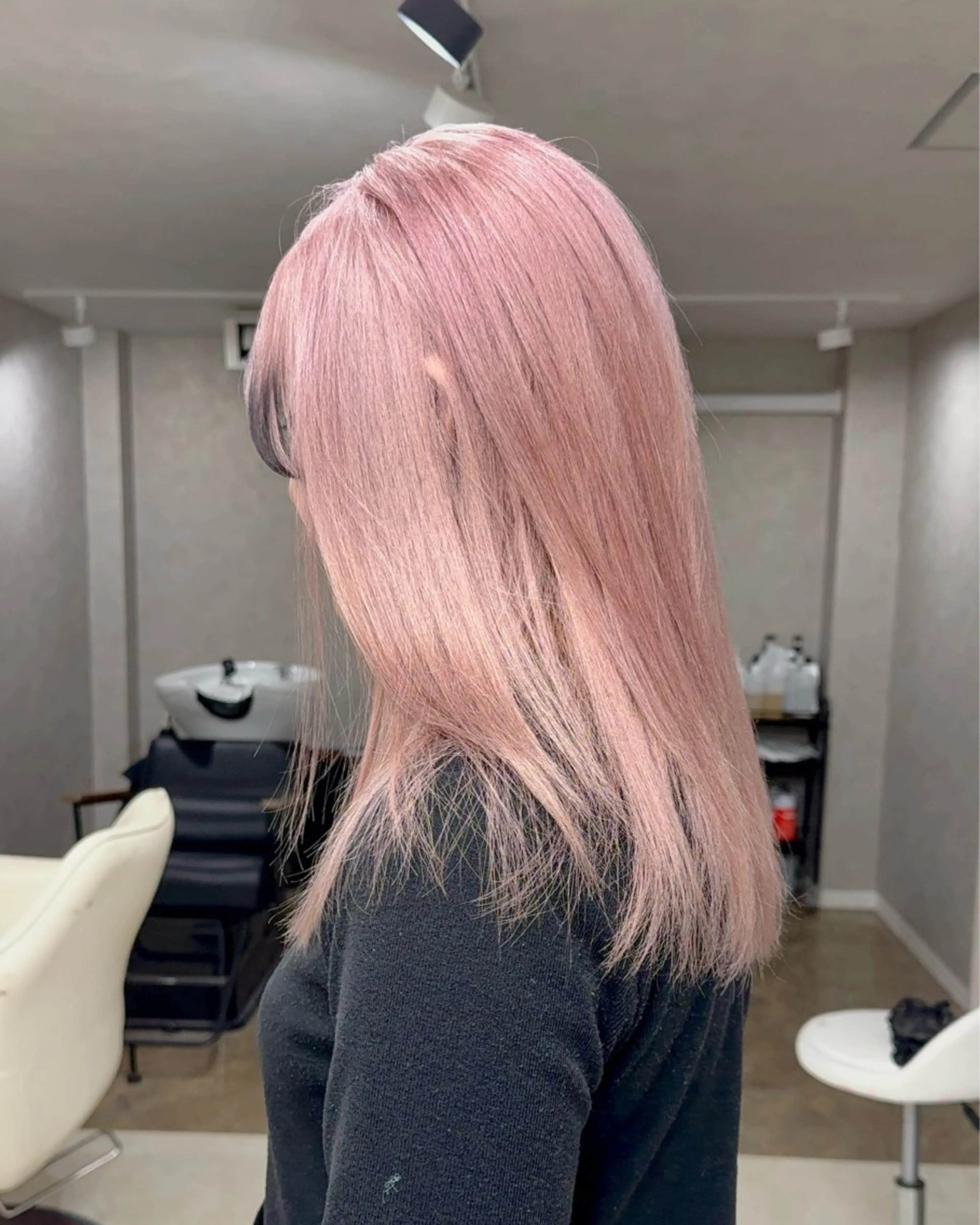 セミロング ヘアカラー 前髪カット🩶レイヤ ー🩶ハイトーン🩶のヘアスタイル