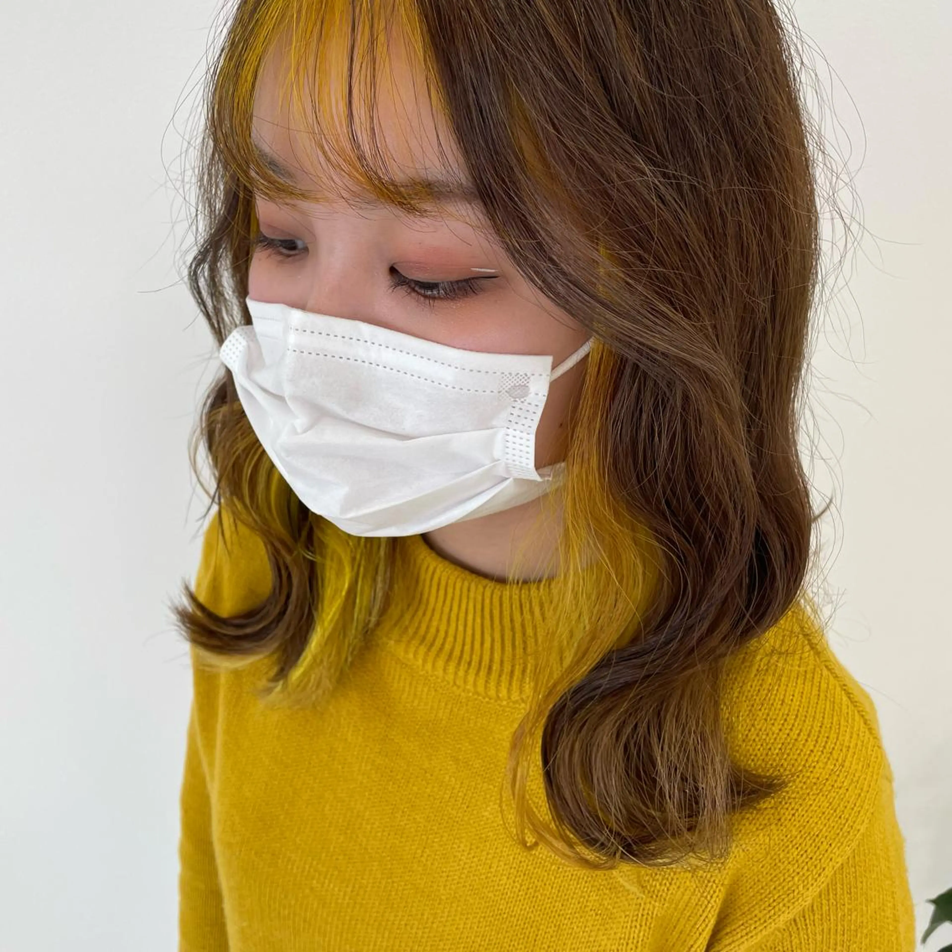 カラー ブリーチ・縮毛矯正 ハイトーン・三島佳音のヘアスタイル
