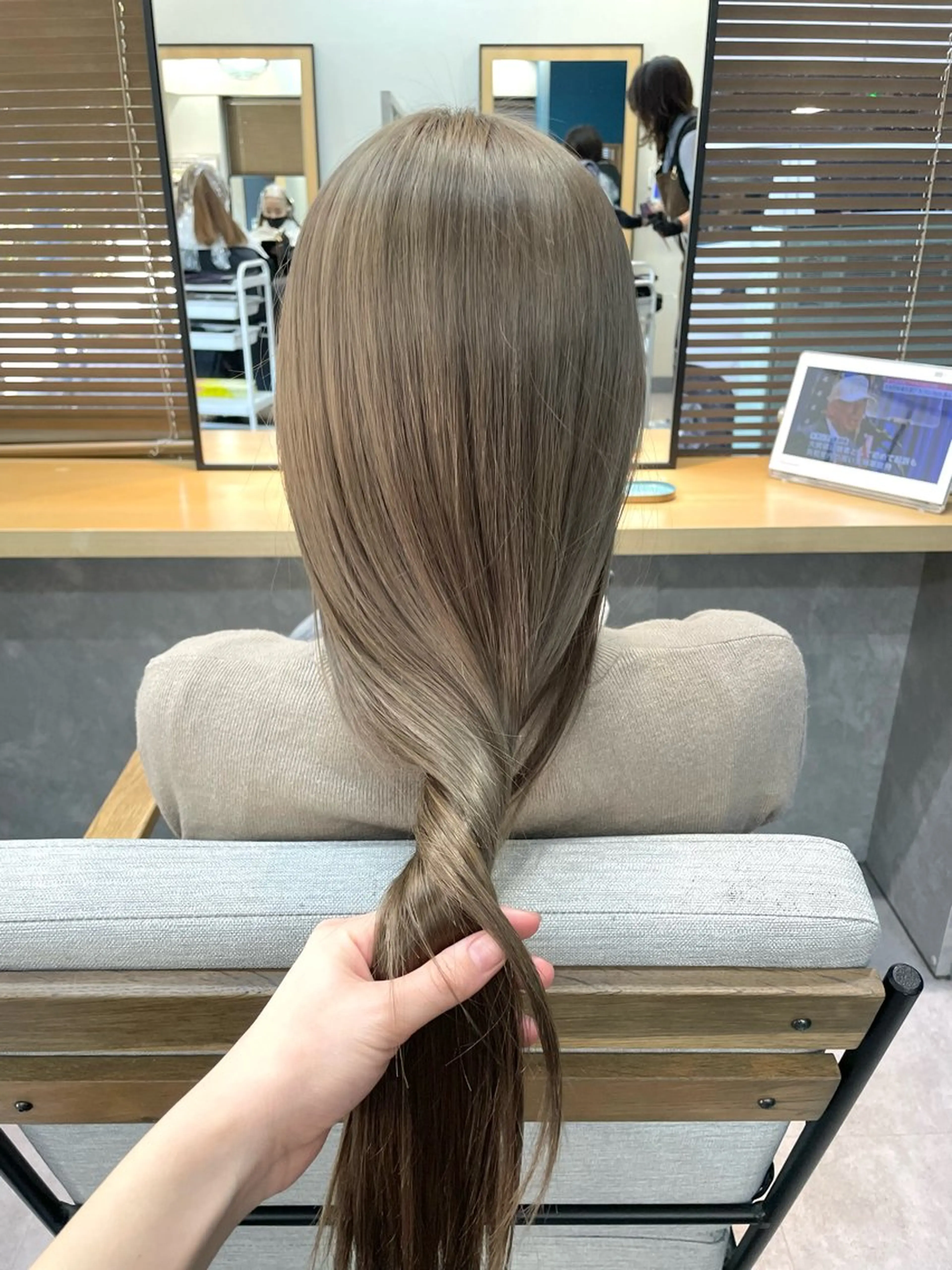 ロング カラー RINOSHORES YOKOHAMA.日本大通り店所属・ハイトーン nagisaのヘアスタイル