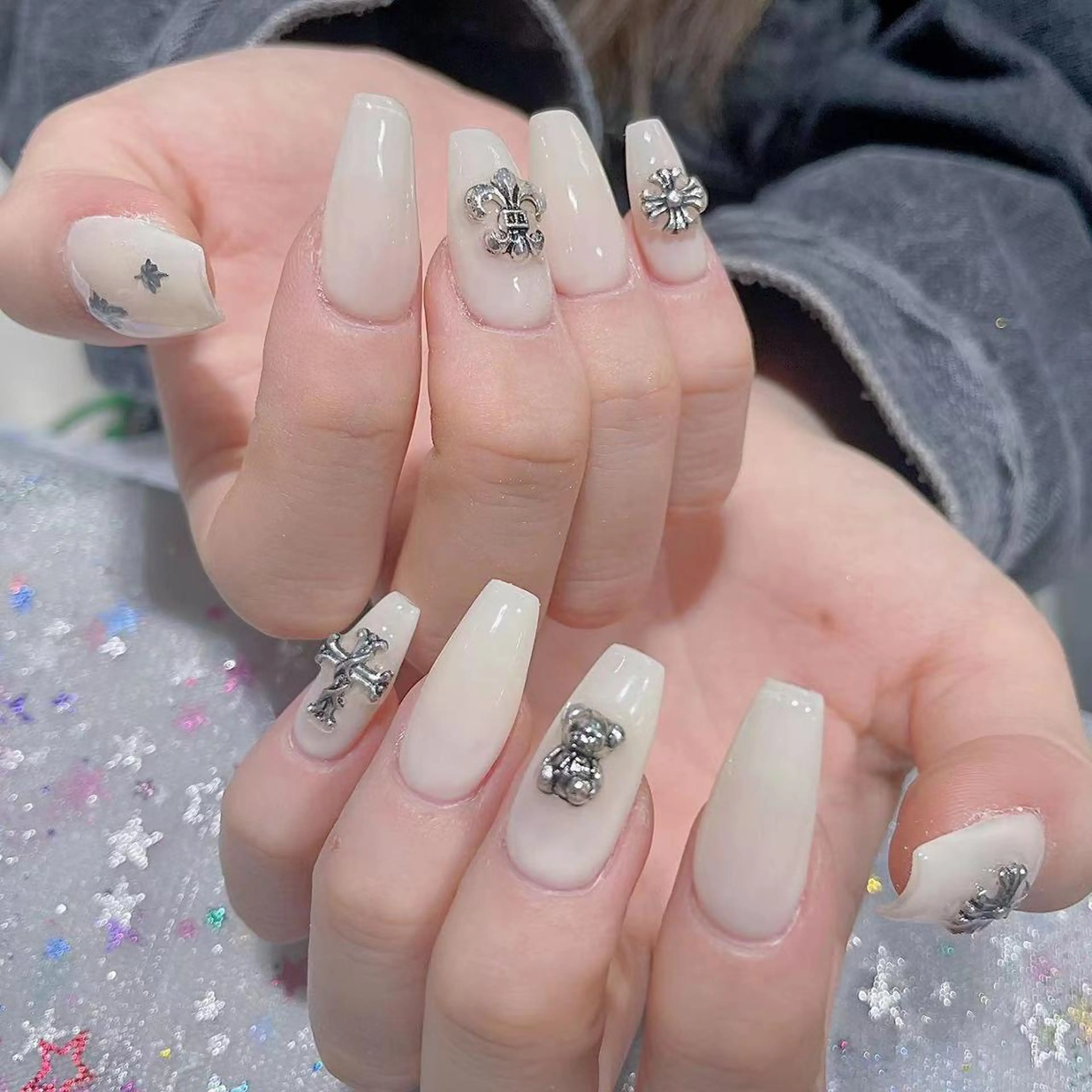 ネイル 長さ出し ネイルチップ Queens テイのネイルデザイン