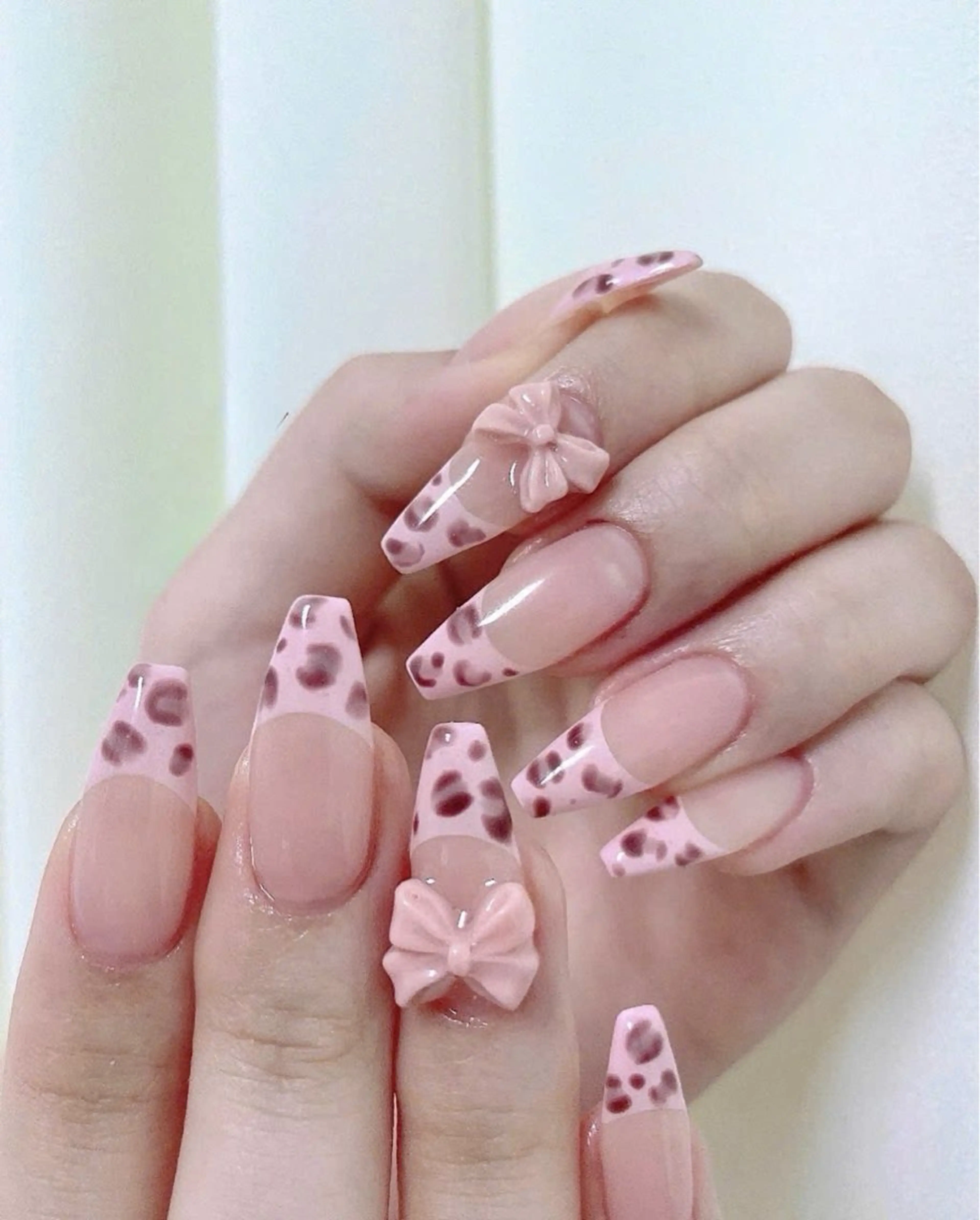 ネイル フラッシュネイル フレンチネイル グラデーション キラキラネイル 韓国ネイル ハンドネイル Lyna Nail のネイルデザイン