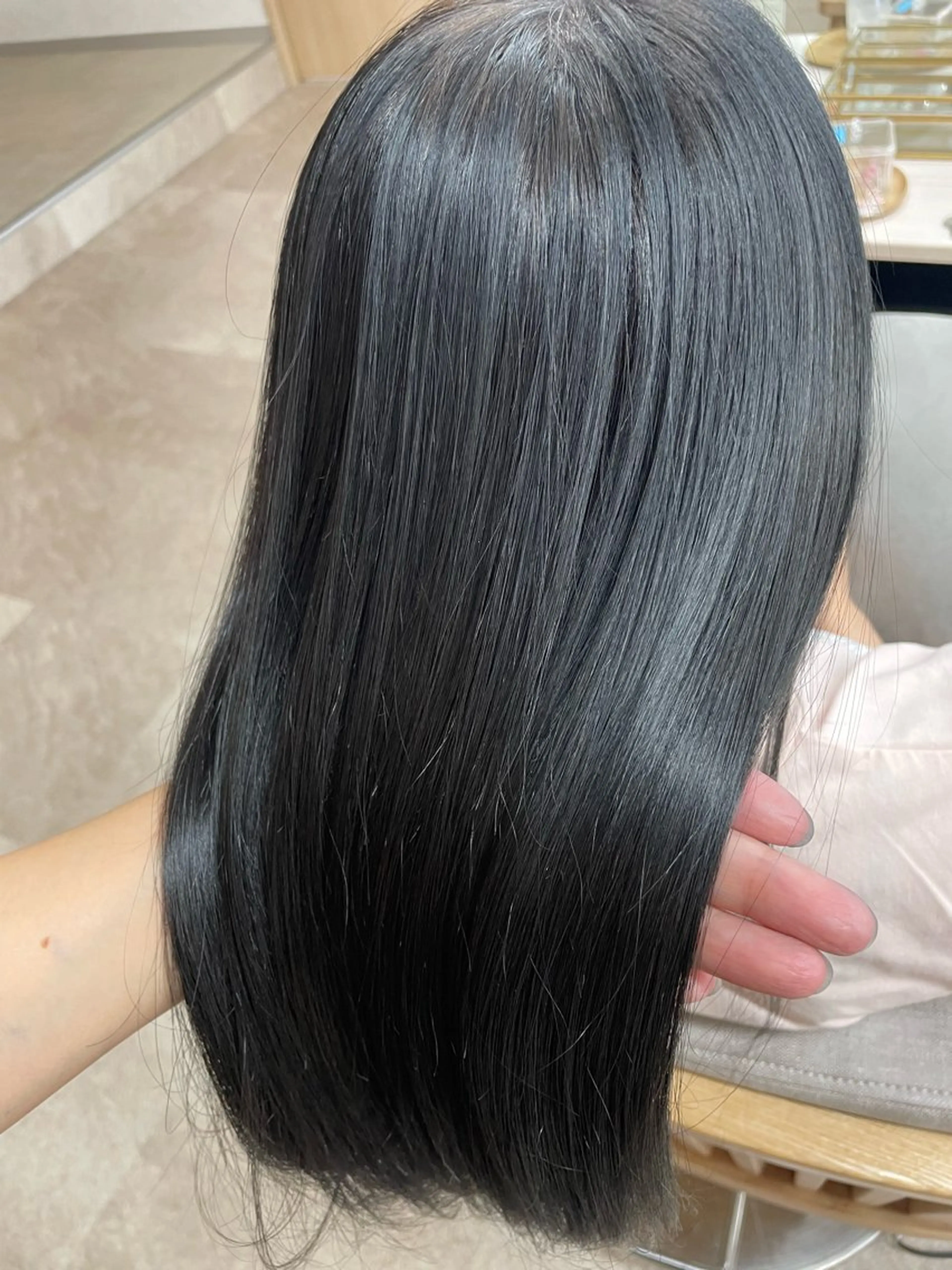 カラー 黒髪 ブルーカラー ブルーブラック ヘアカラー トリートメント kupua柏所属・植村 菜央のヘアスタイル