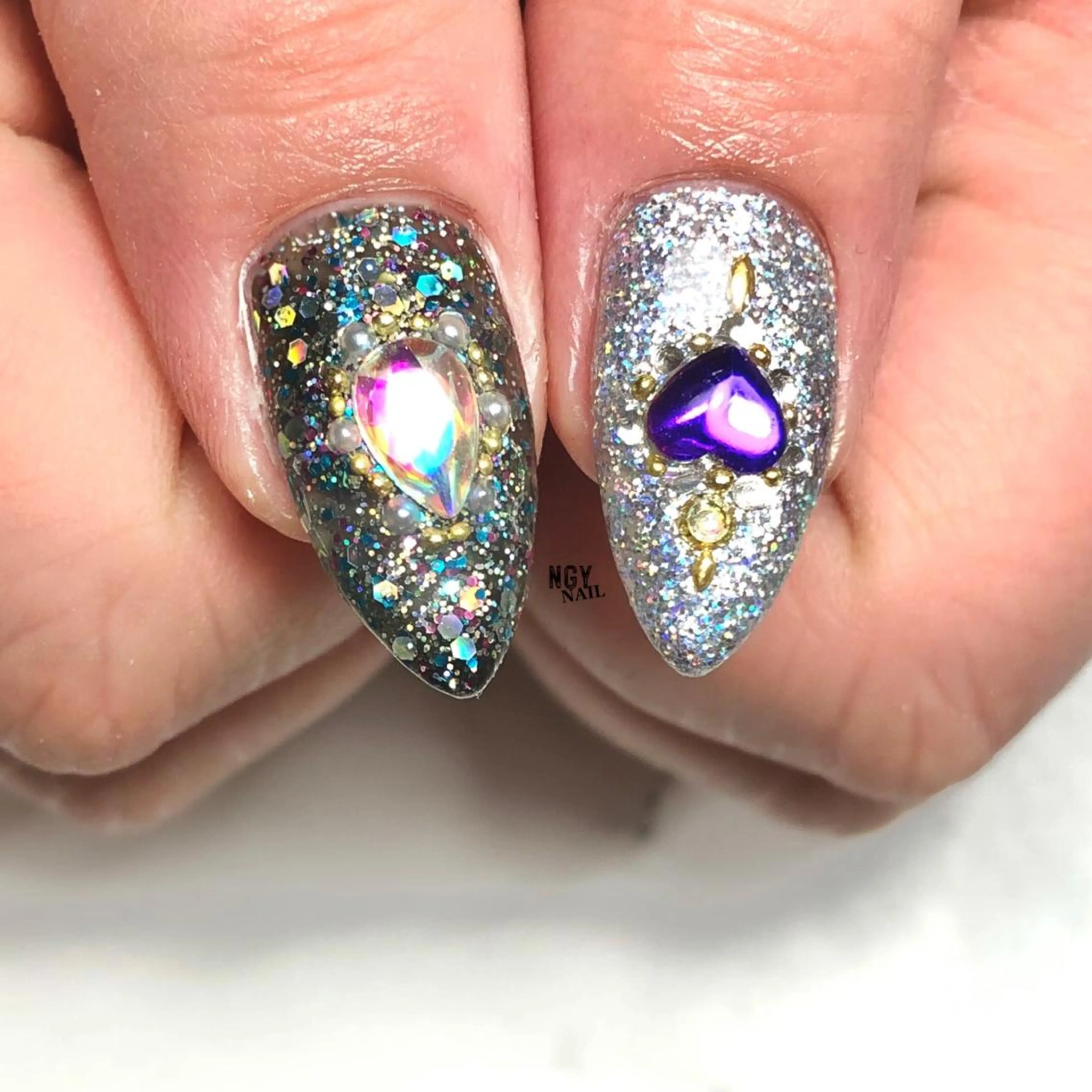 ネイル オーロラネイル キラキラネイル 韓国ネイル ラメ(グリッター) ロングネイル ハンドネイル NAIL NOWのネイルデザイン
