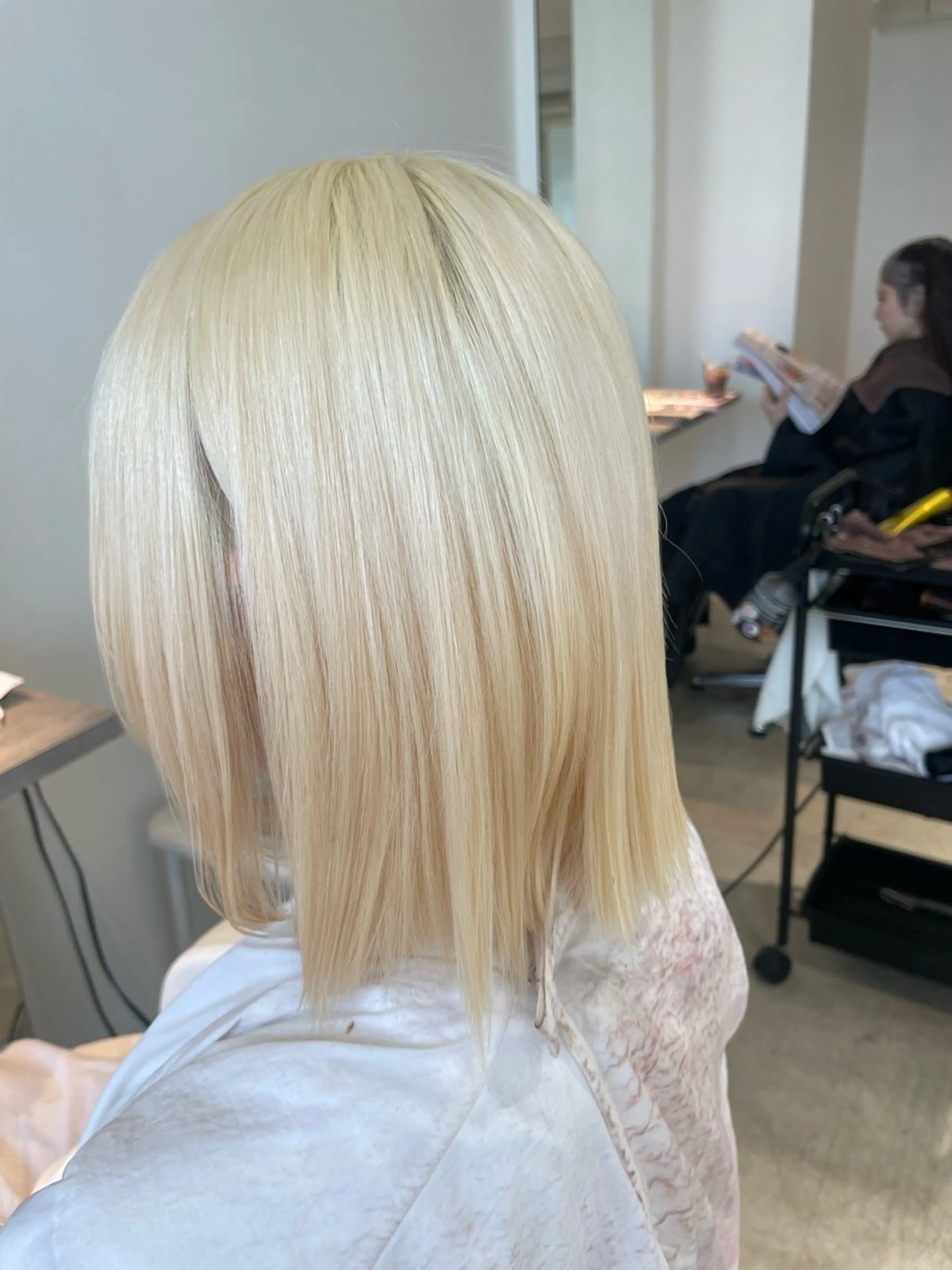 ショート カラー ブリーチ 抜きっぱなしブロンド ケアブリーチ カット ヘアカラー トリートメント ✨髪のソムリエ✨ 岩川和生（店長）🦄のヘアスタイル
