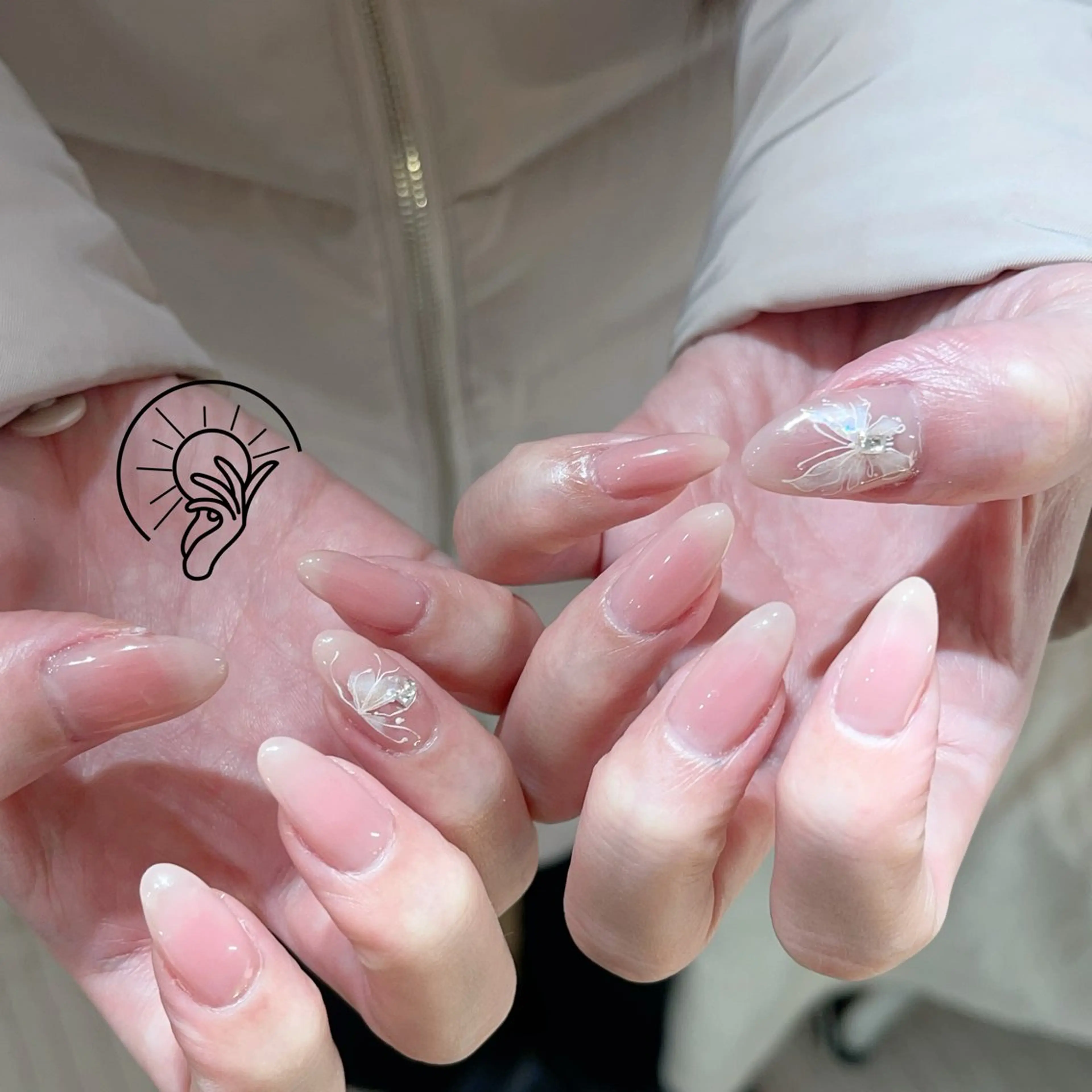 ネイル チークネイル 長さ出し フラワーネイル フレンチネイル ガーリー ハンドネイル ハンドケア Sun Nail 池袋のエステ・リラクイメージ