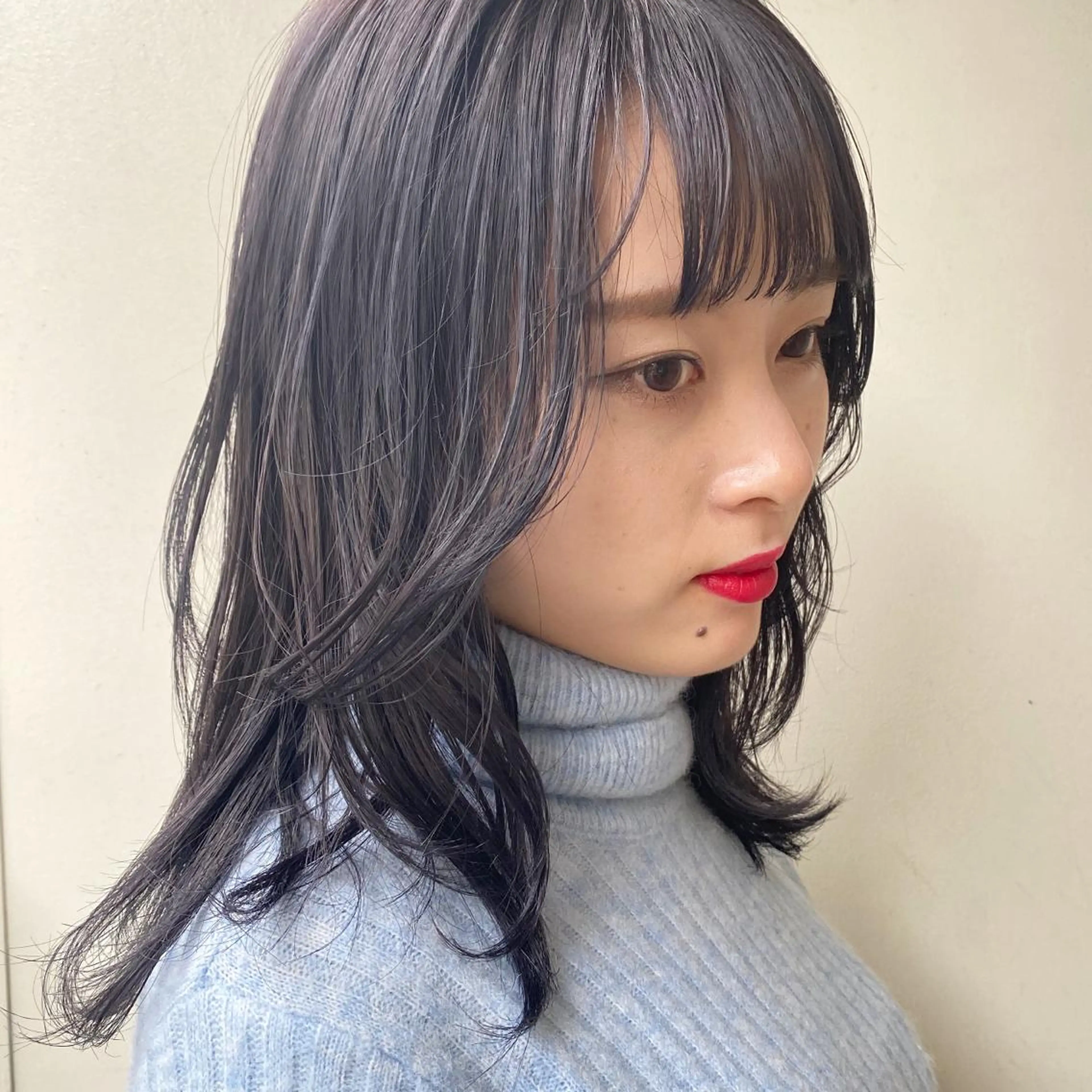 セミロング ブリーチなしカラー レイヤーカットのヘアスタイル