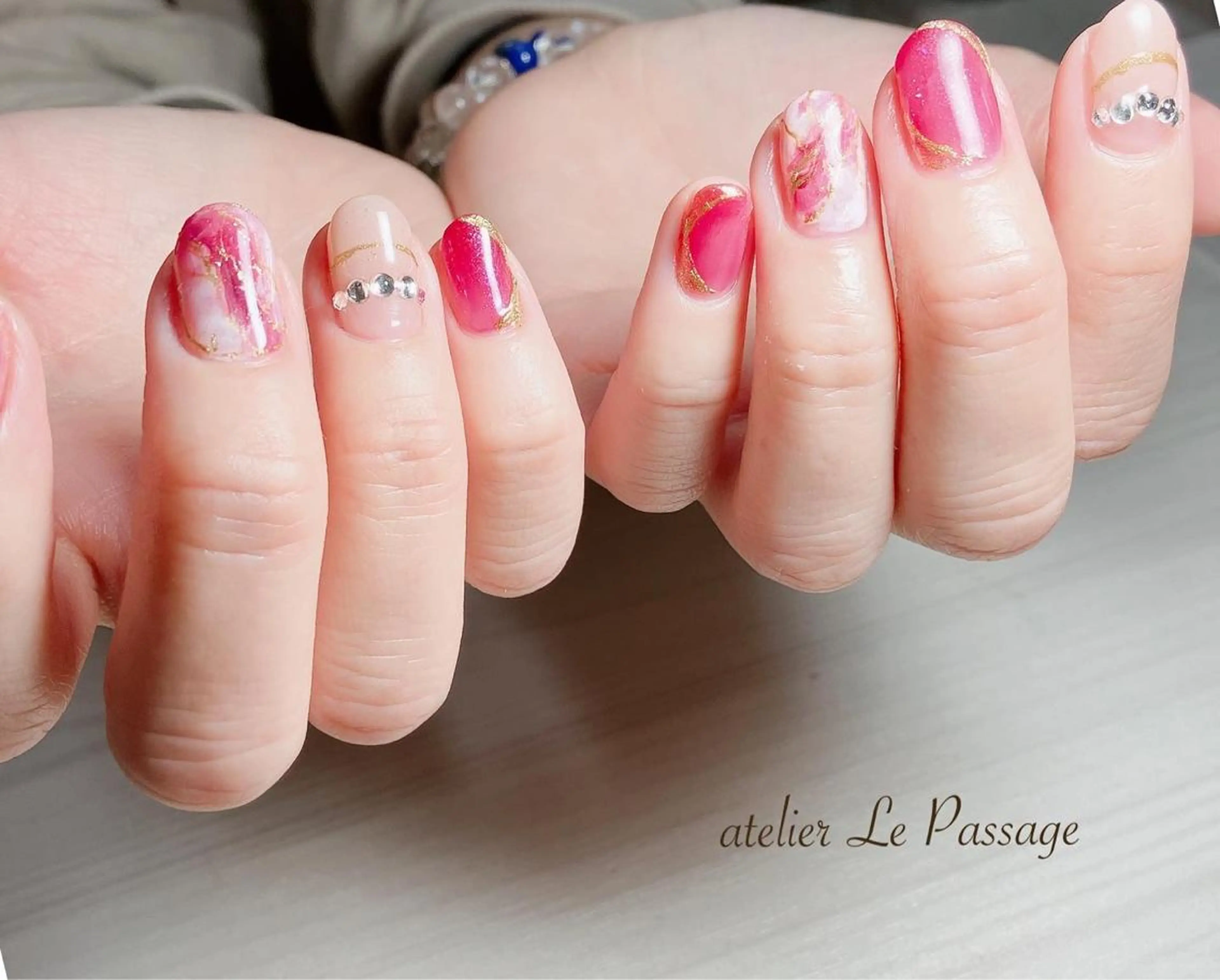 ネイル ジェルネイル ラメ(グリッター) ニュアンスネイル パラジェル 赤色 Atelier Le Passage所属・h nakatsukaのネイルデザイン