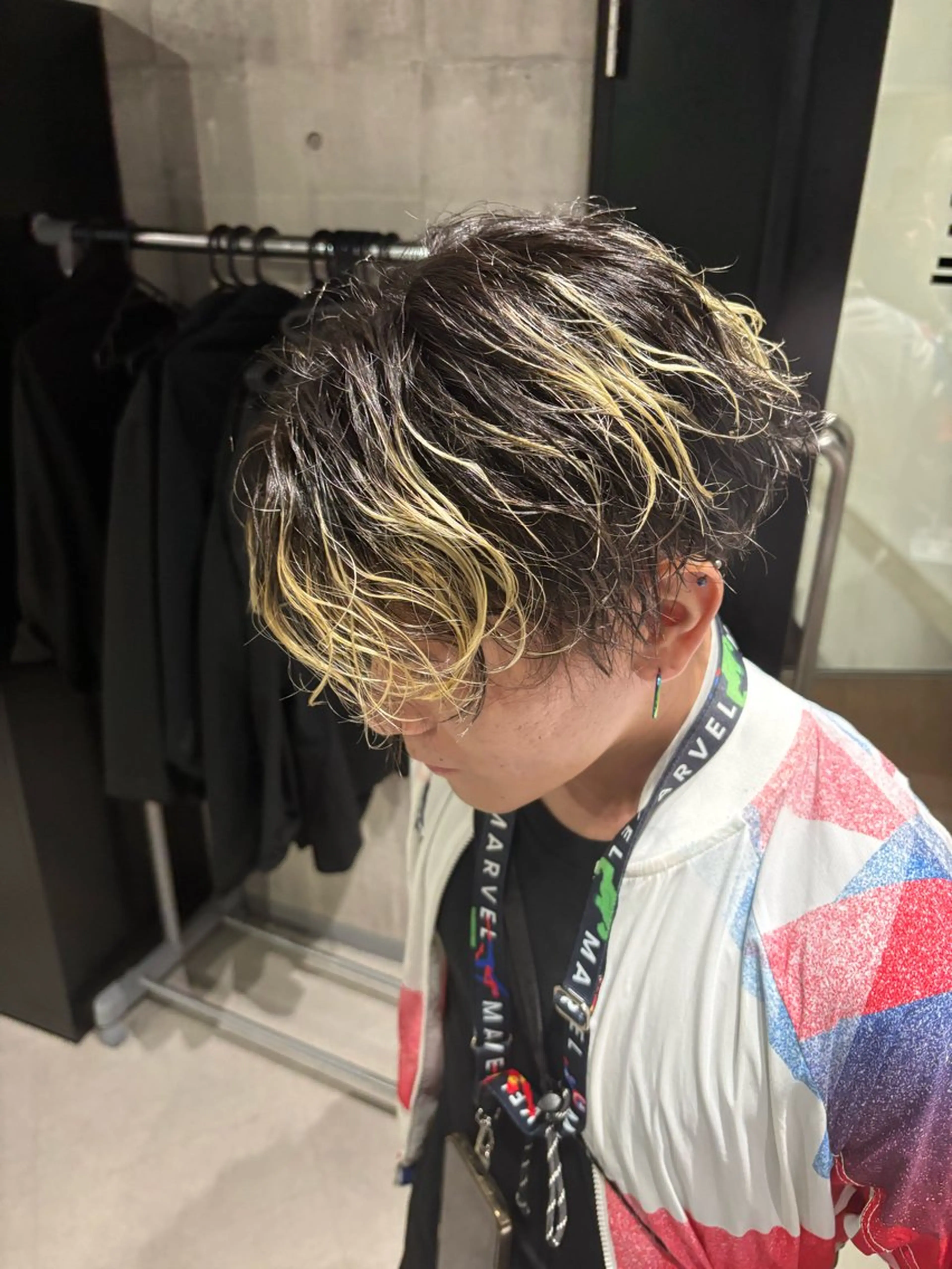 カラー パーマ メンズ メンズブリーチ メンズパーマ 波巻きパーマ ブリーチ _white【京橋店】所属・_WHITE / KENTOのヘアスタイル