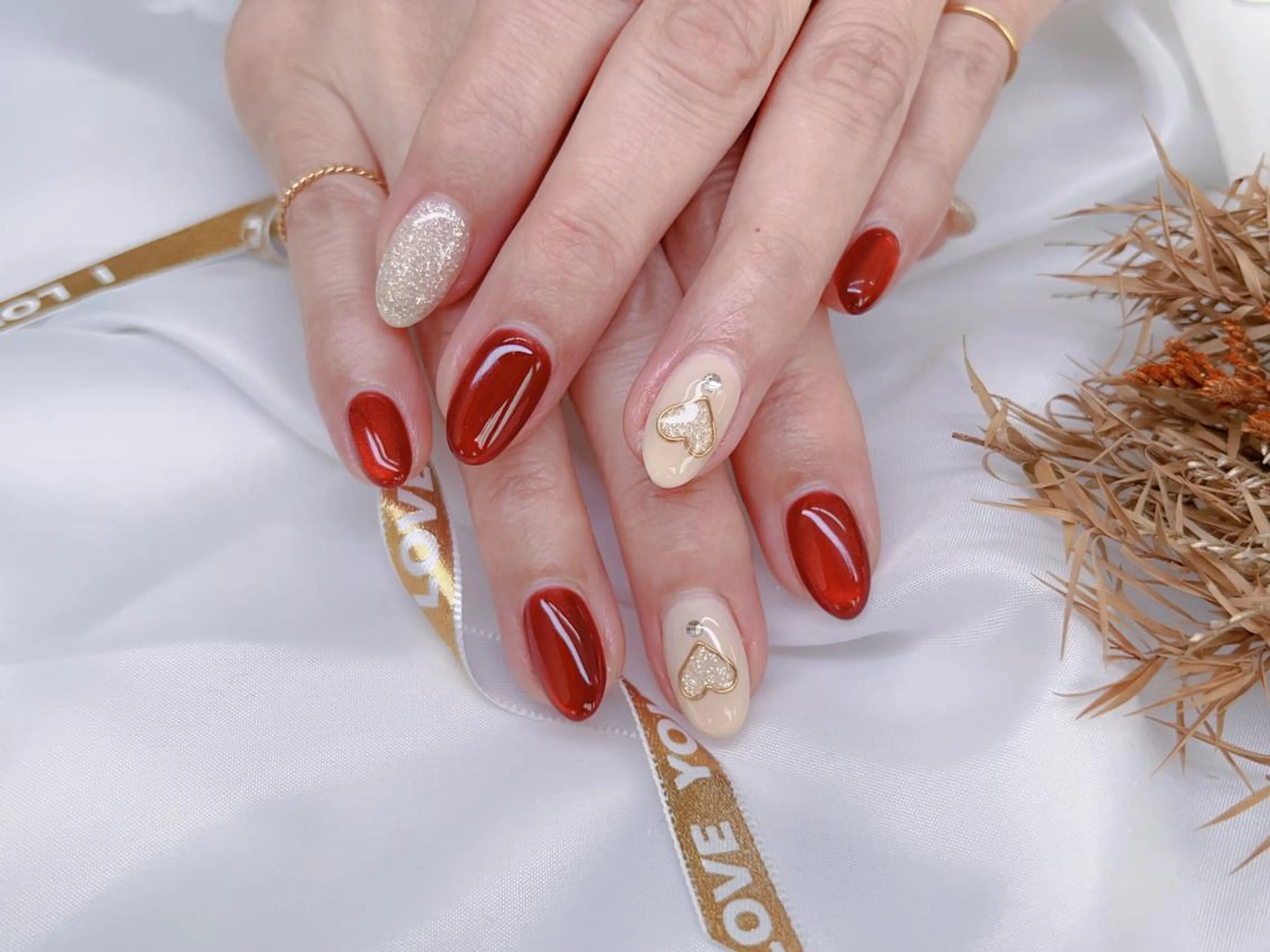 ネイル ハート 赤色 冬ネイル クリスマス ハク キのネイルデザイン