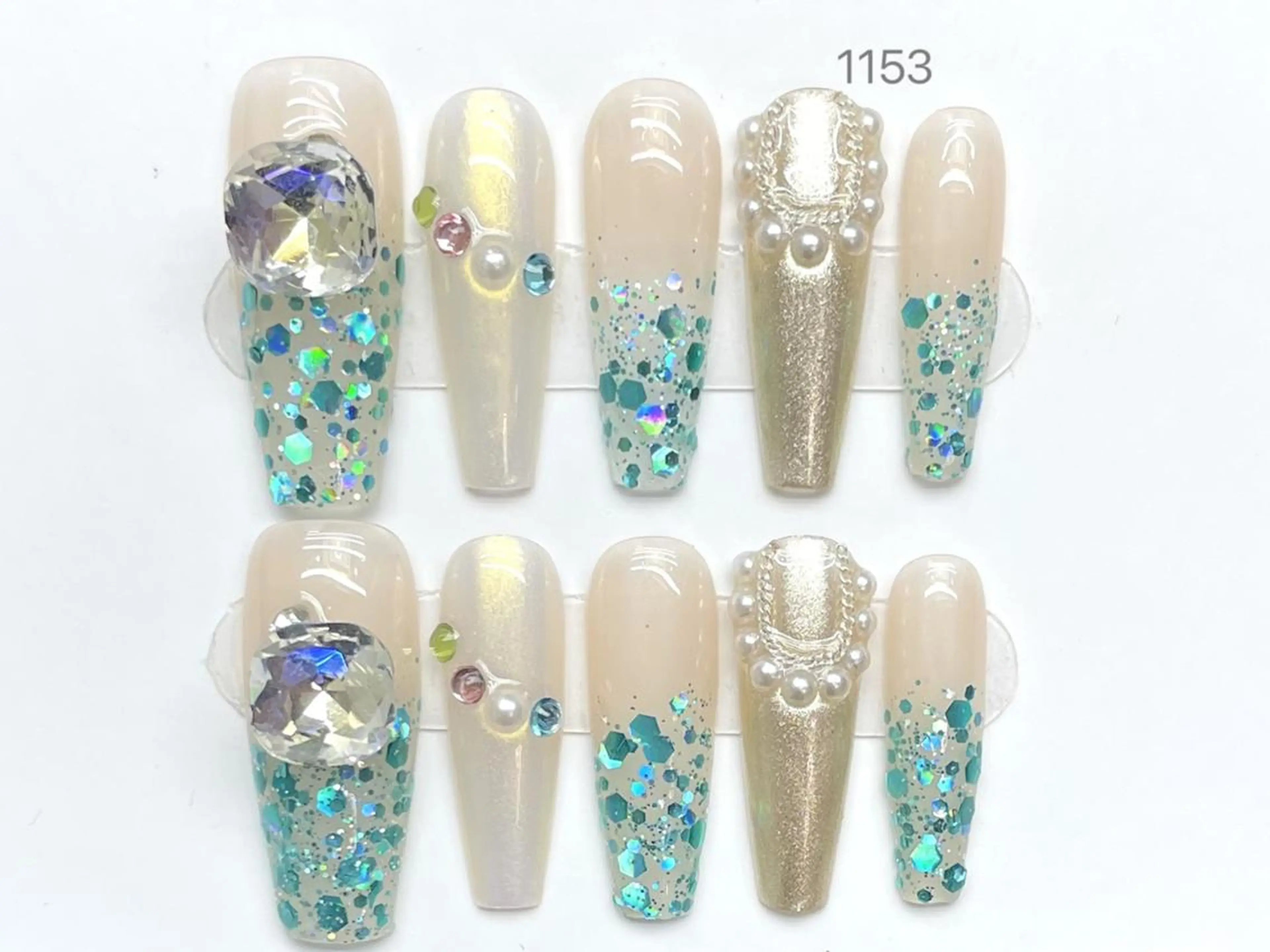 ネイル ハンドネイル ハンドケア Queenie 🦋のネイルデザイン