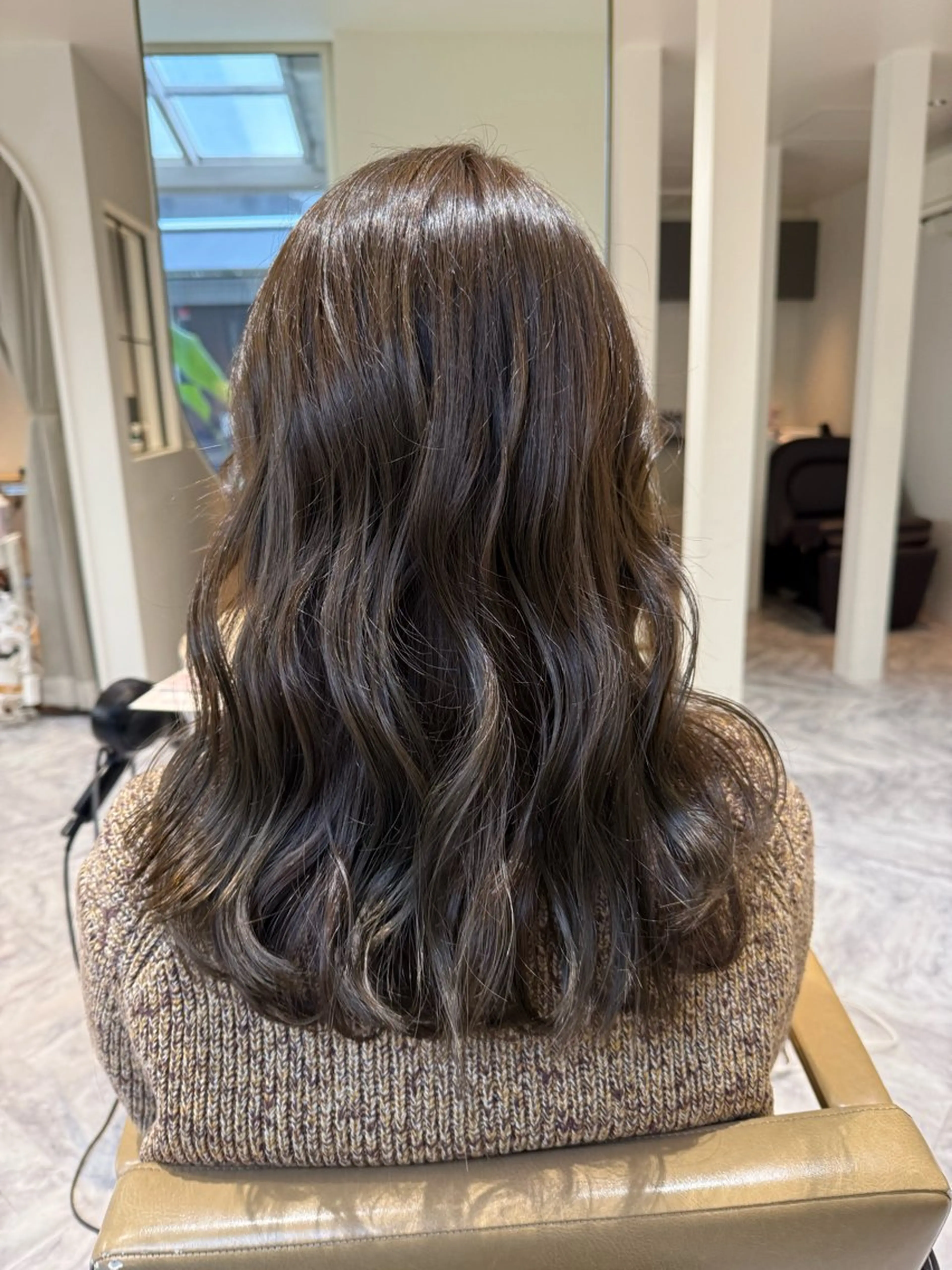 セミロング カラー ミルクティー× グレージュMOMOのヘアスタイル