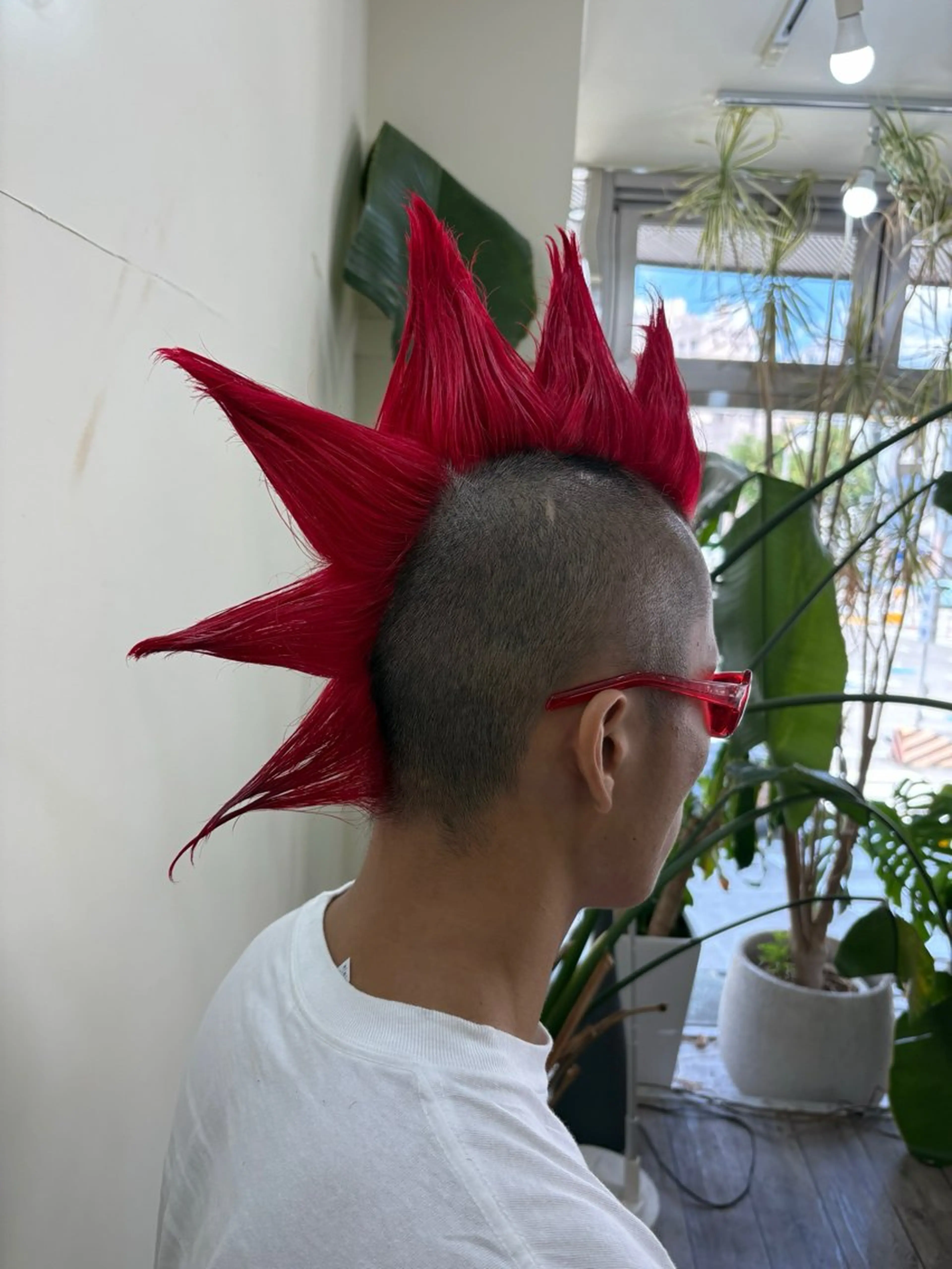 カラー メンズ レッドカラー 飯泉 夏琉のヘアスタイル