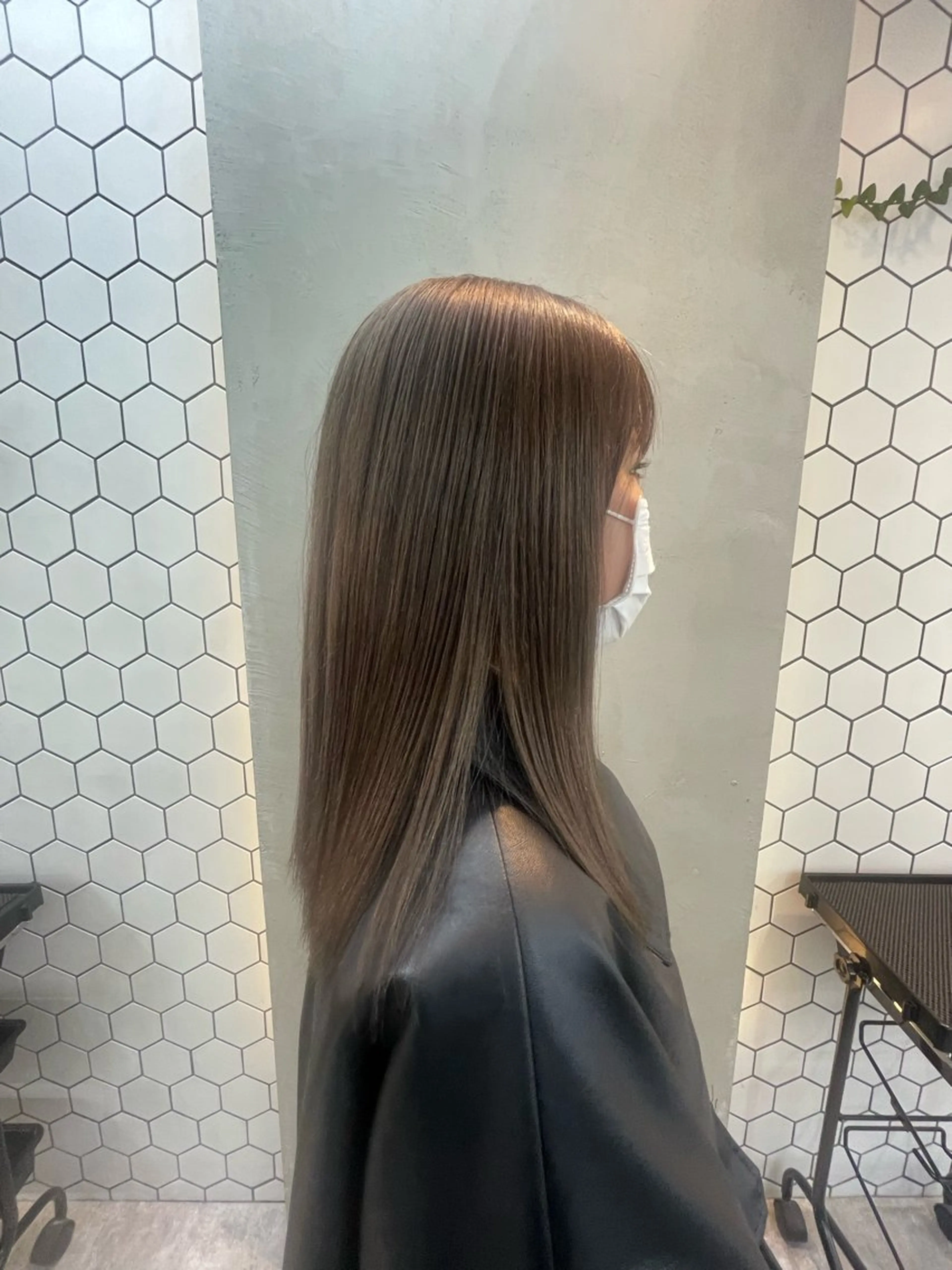 セミロング カラー ベージュカラー TENSHO 原宿　ハイトーンのヘアスタイル
