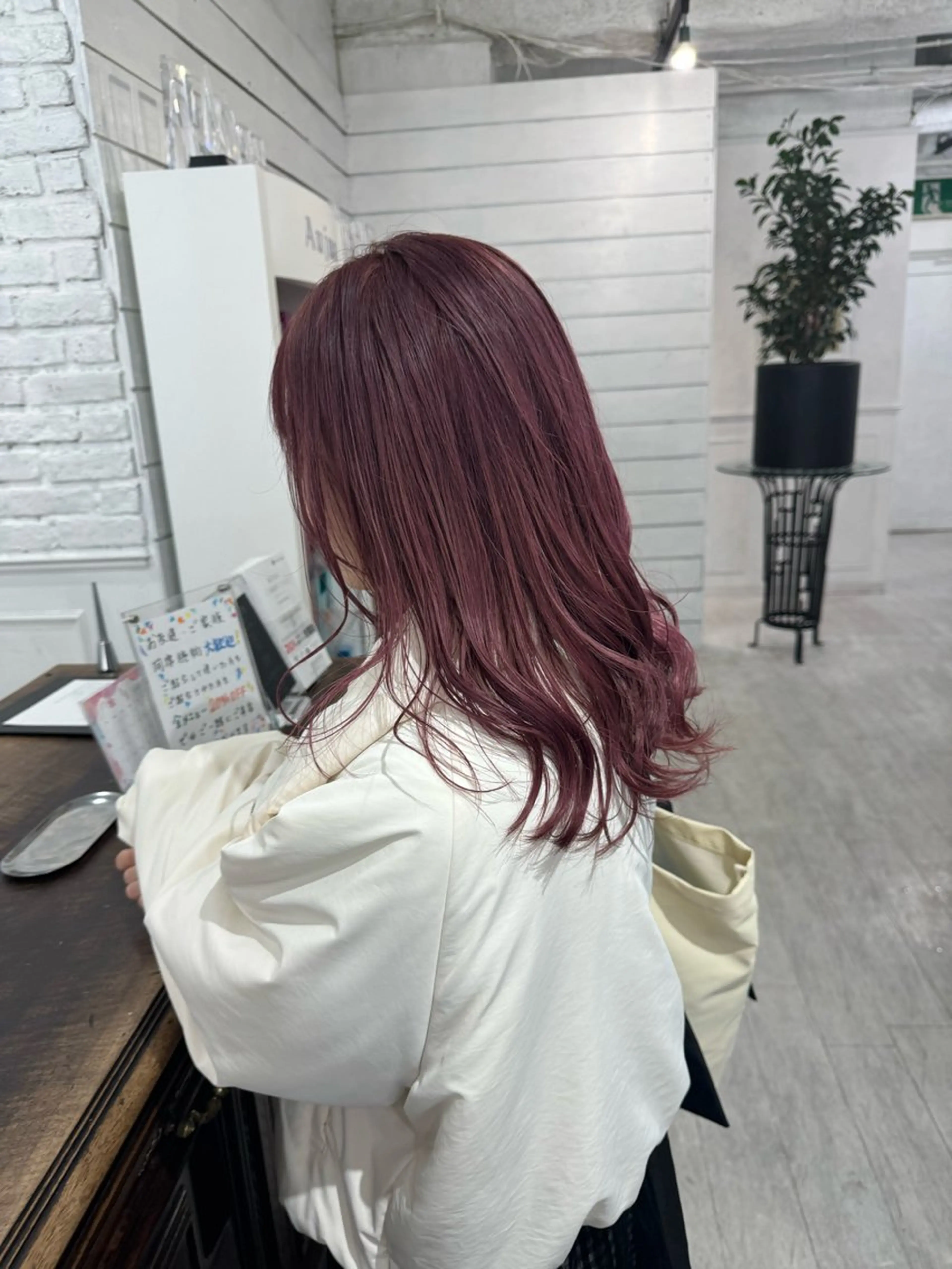 セミロング カラー バレイヤージュ ミストバング ベージュカラー ブリーチ 抜きっぱなしブロンド カット ヘアカラー トリートメント SALOWIN札幌大通り所属・札幌ハイトーン/ ブリーチカラー/ドイのヘアスタイル