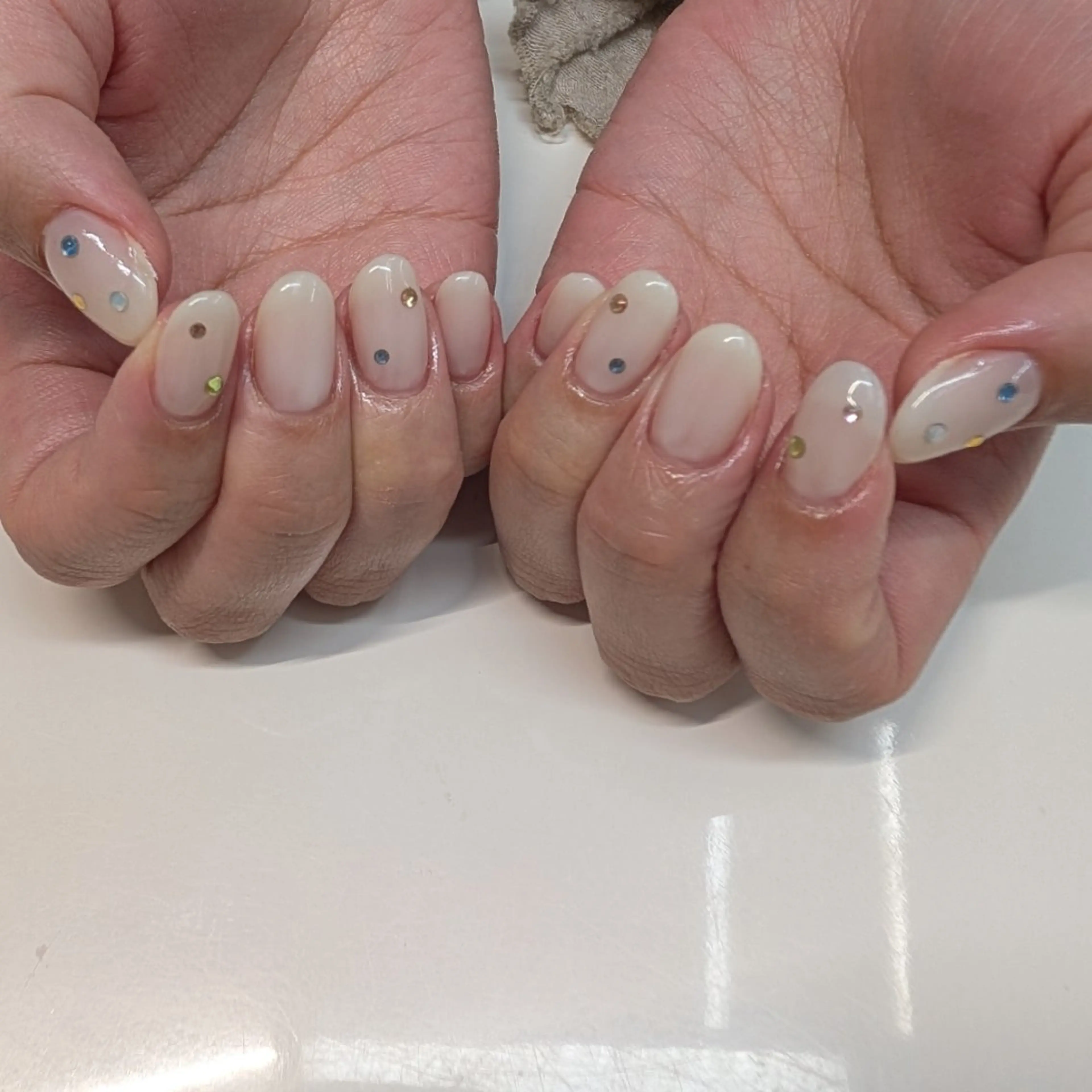 ネイル キラキラネイル ホワイト ハンドネイル ネイルサロン Amie　〜アミ〜所属・Satou .Cのネイルデザイン