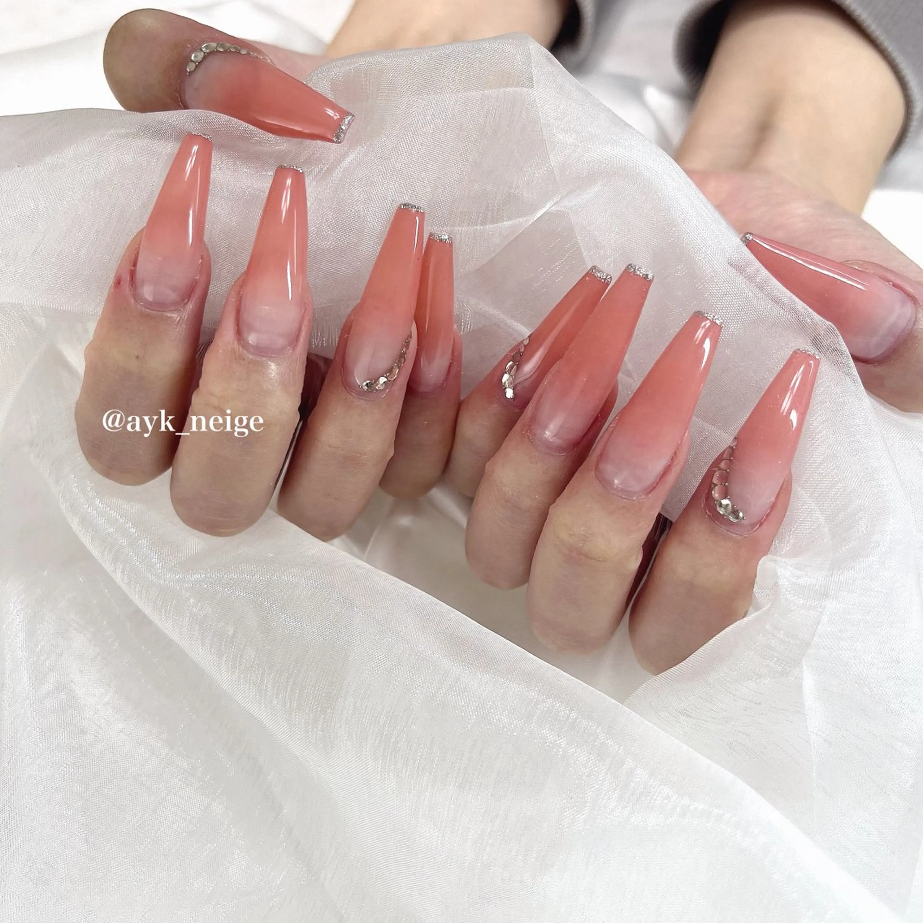 ネイル フットネイル キラキラネイル 韓国ネイル リボン n'eige nail所属・大谷 綾香のネイルデザイン