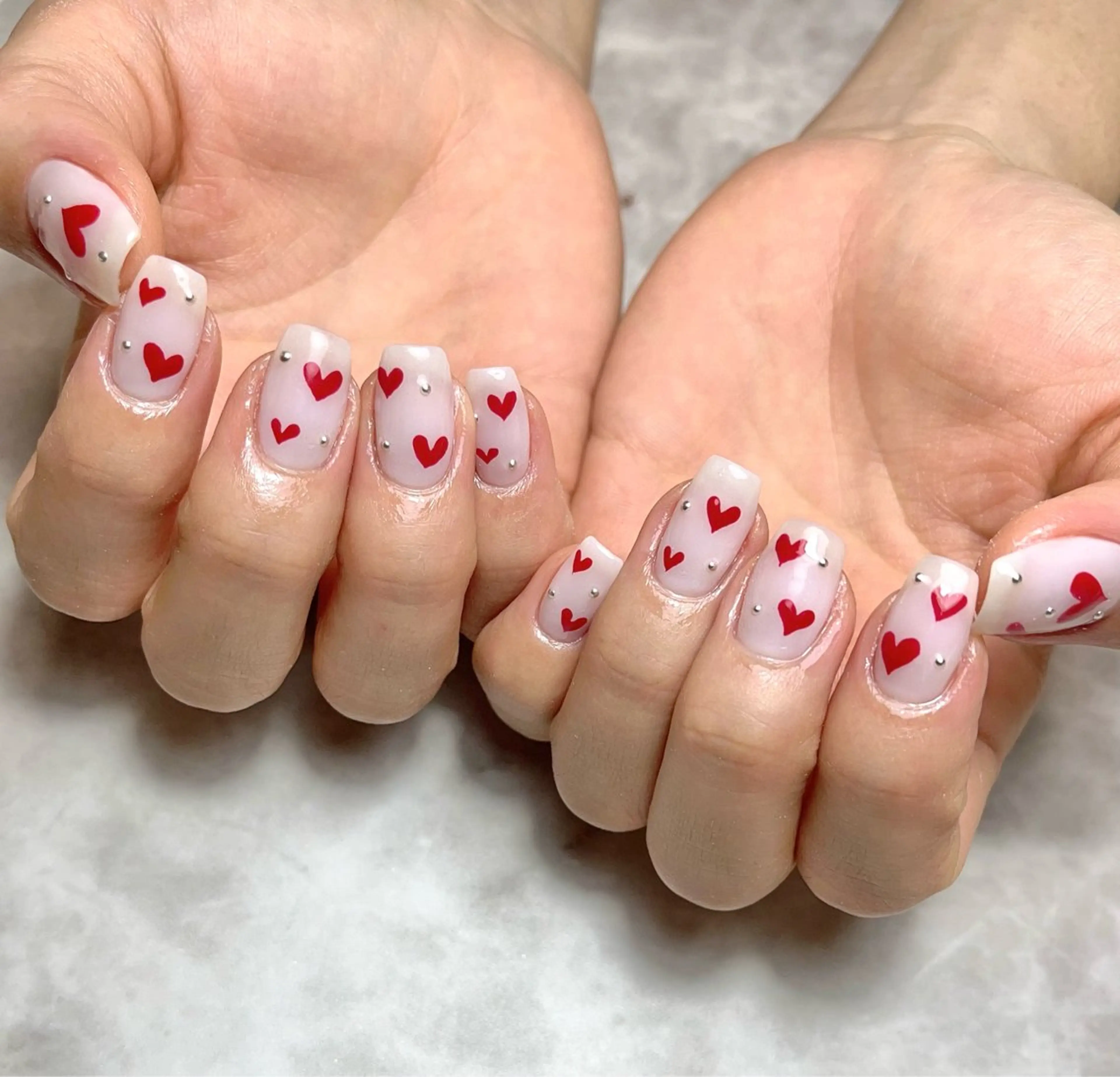 ネイル ハート 赤色 ホワイト ハンドネイル nails' it...のネイルデザイン