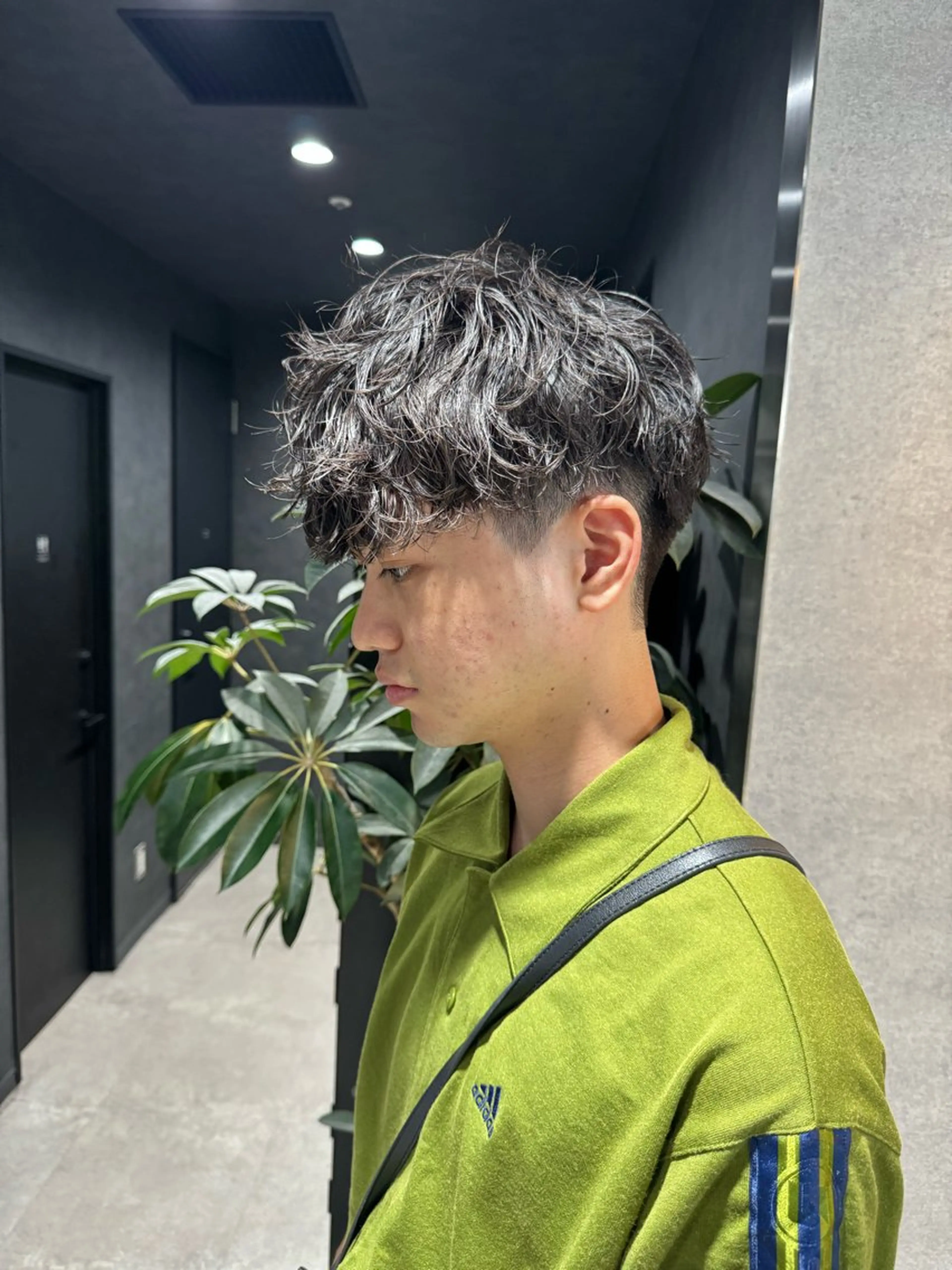 ショート カラー パーマ ヘアアレンジ メンズ センターパート マッシュ メンズパーマ スペインカール スパイキーショート スパイキー/フェザー /波巻き/かいとのヘアスタイル