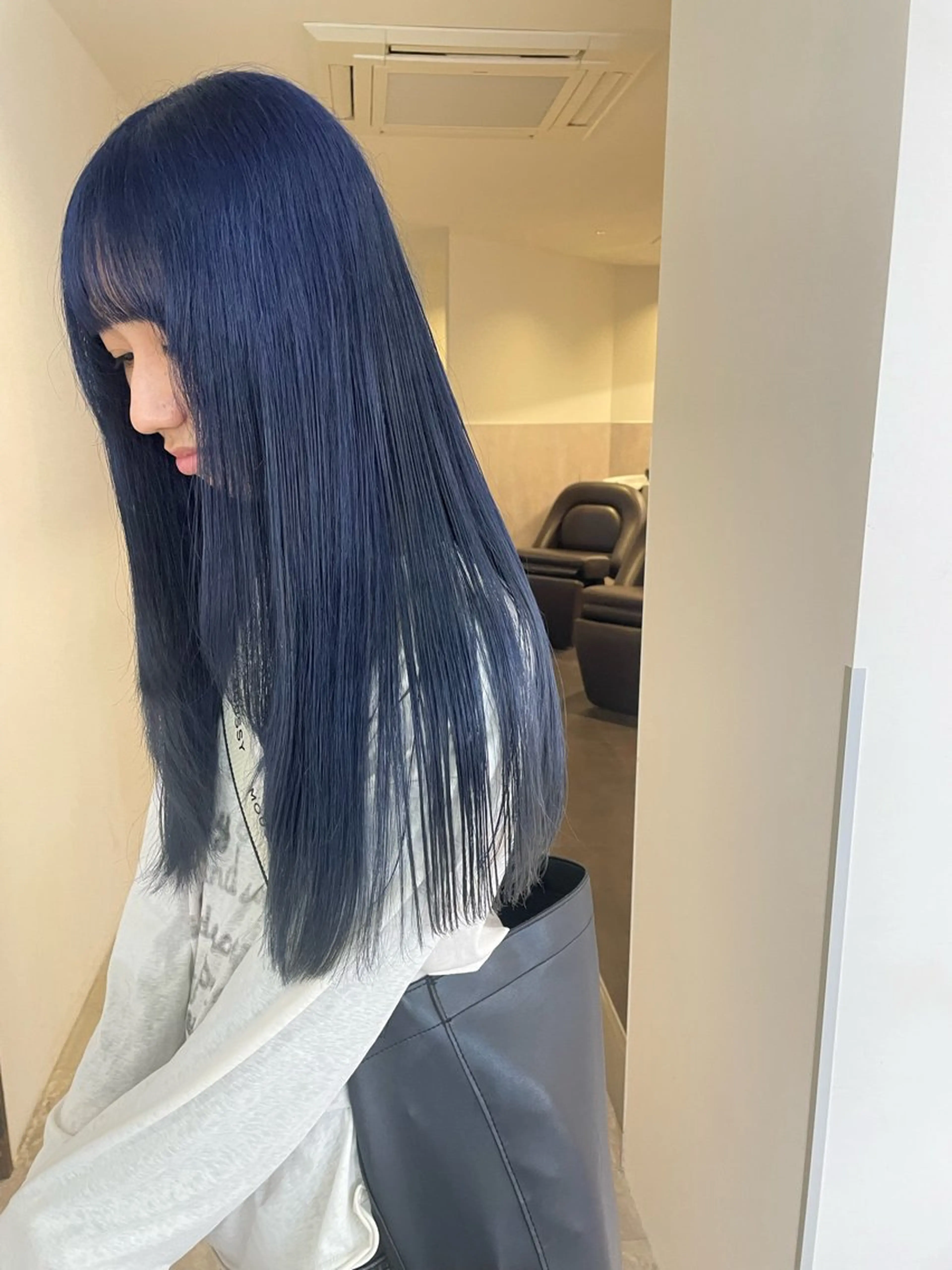 ロング カラー ブリーチ ブルーカラー ケアブリーチ 透明感カラー ダブルカラー ヘアカラー トリートメント MIU/ルーツカラー ボブ/顔周りレイヤーのヘアスタイル