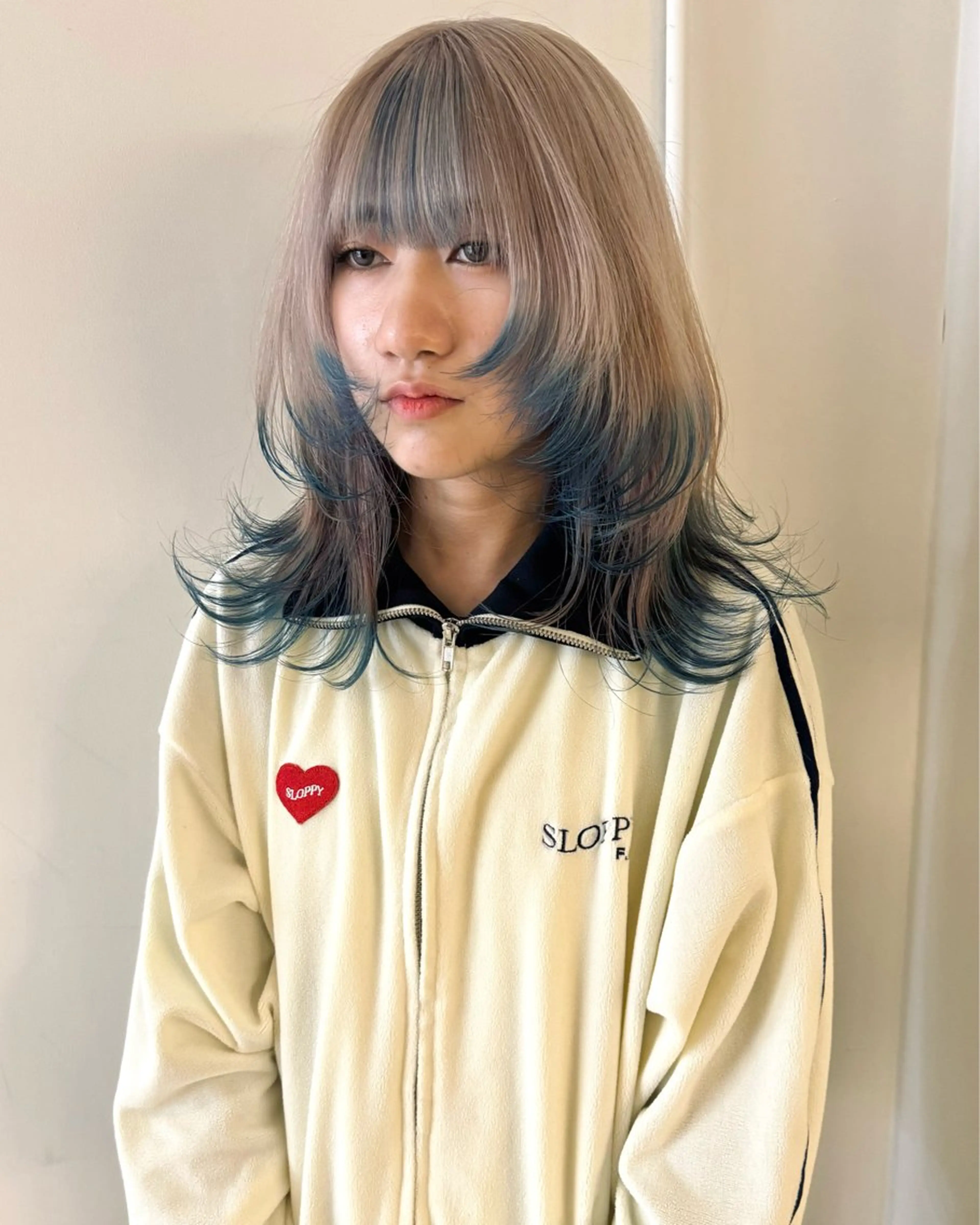 セミロング カラー デザインカラー ウルフカット ヘアカラー RAIMA ハイトーンレイヤーのヘアスタイル