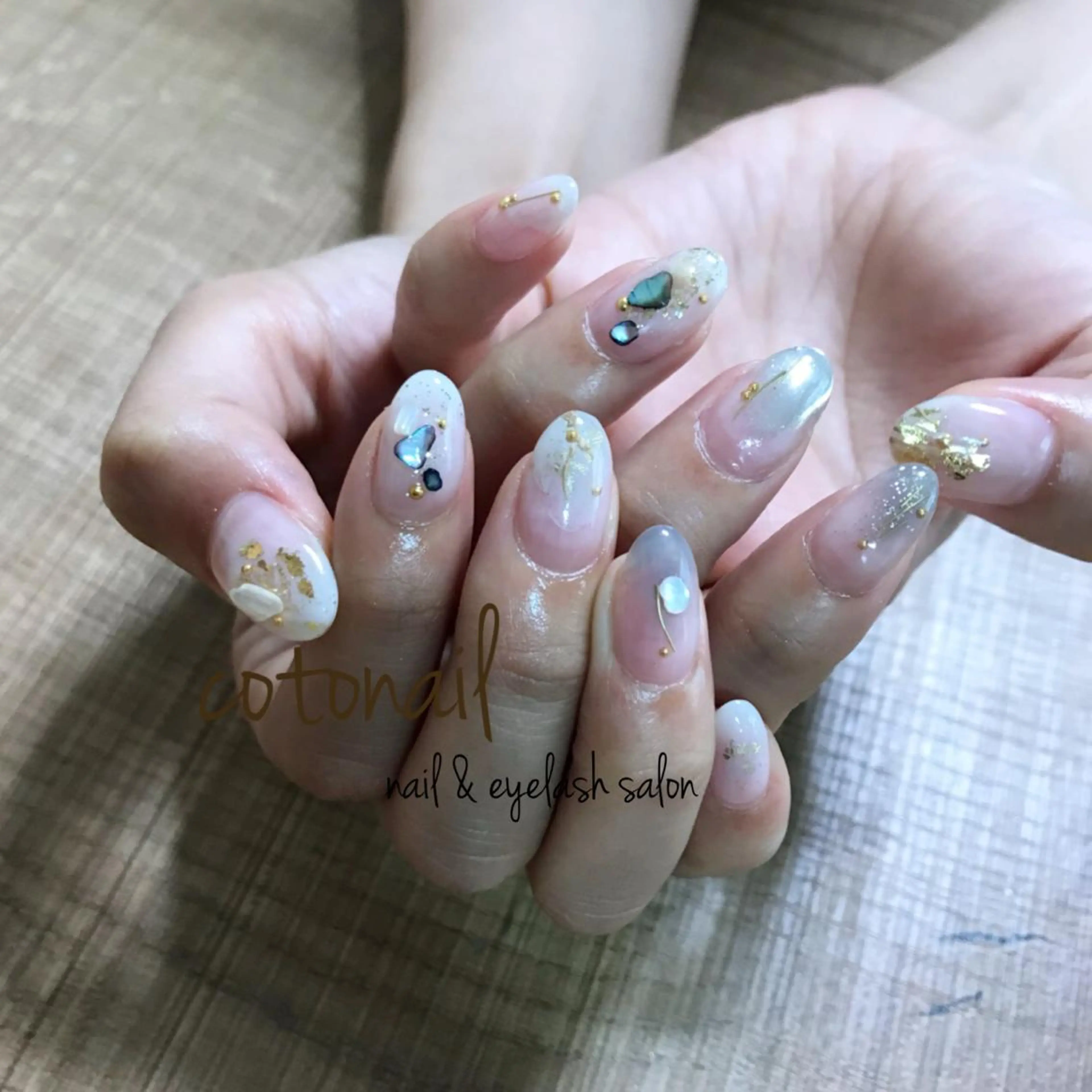 ミディアム ネイル アートネイル ハンドネイル ツメトマツゲ .のネイルデザイン