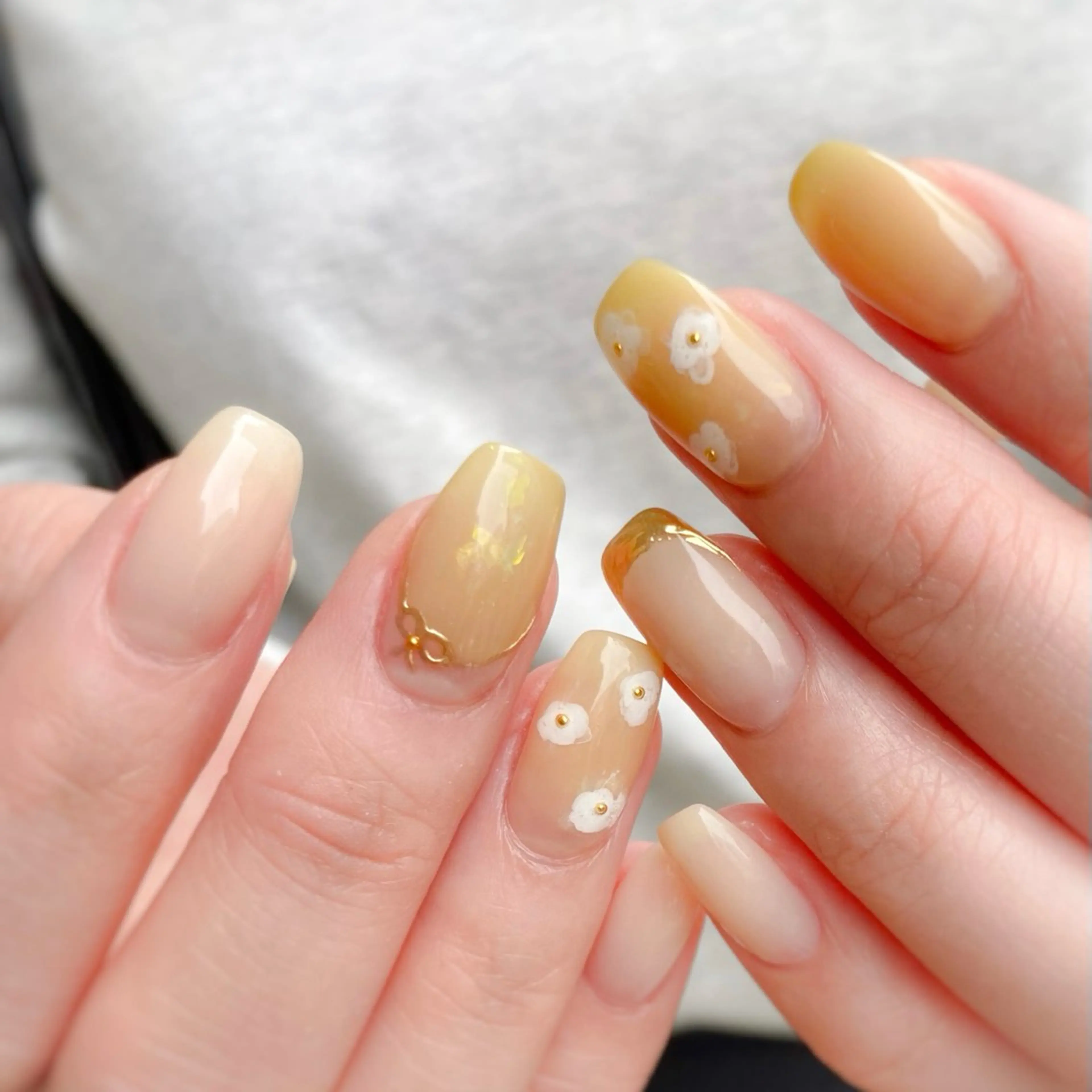ネイル ニュアンスネイル 春ネイル 黄色 nail salon neige所属・ジェムネイル Risa.のネイルデザイン